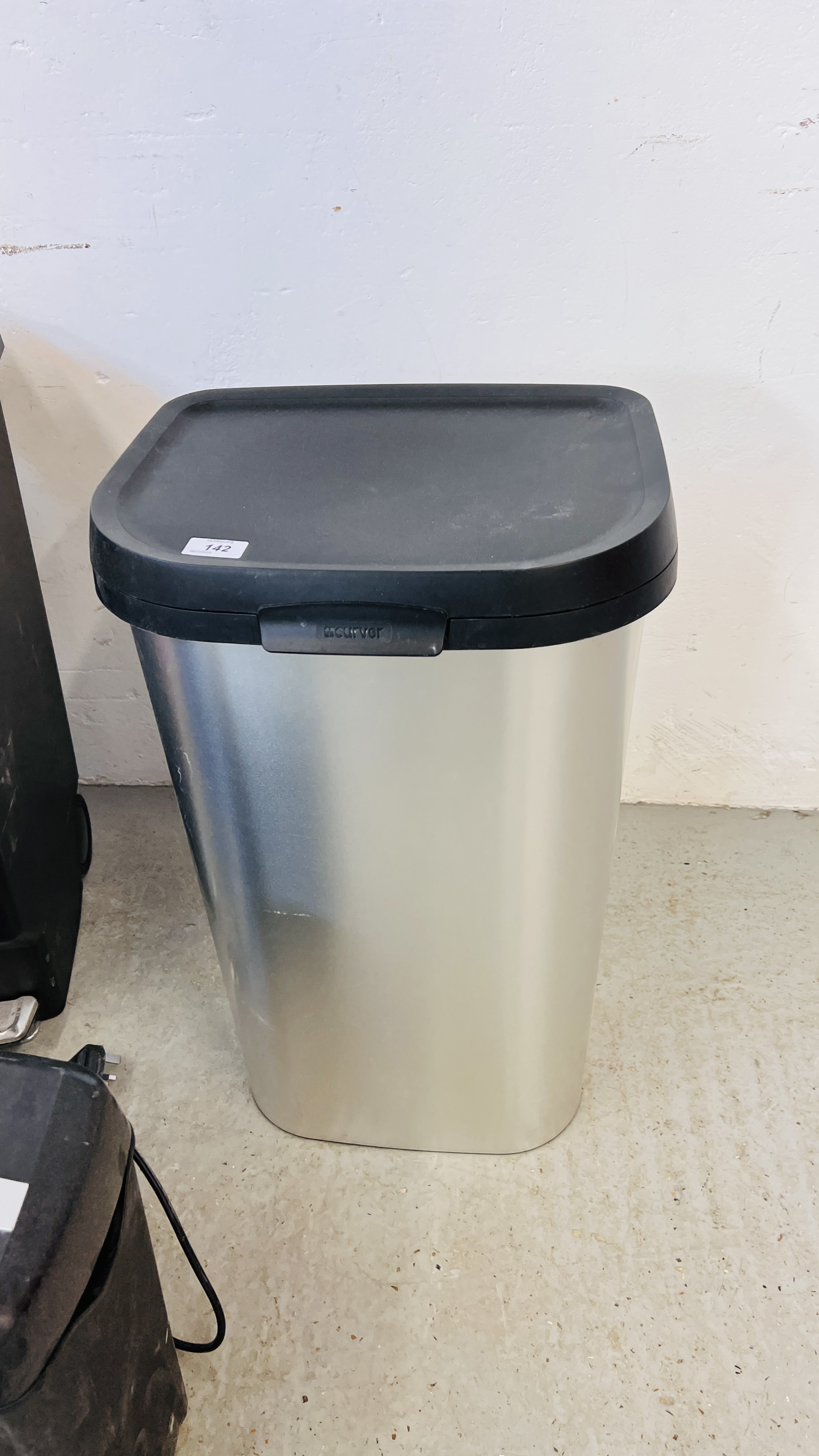 FOUR VARIOUS WASTE BINS AND TWO OFFICE PAPER SHREDDERS - SOLD AS SEEN. - Image 3 of 8