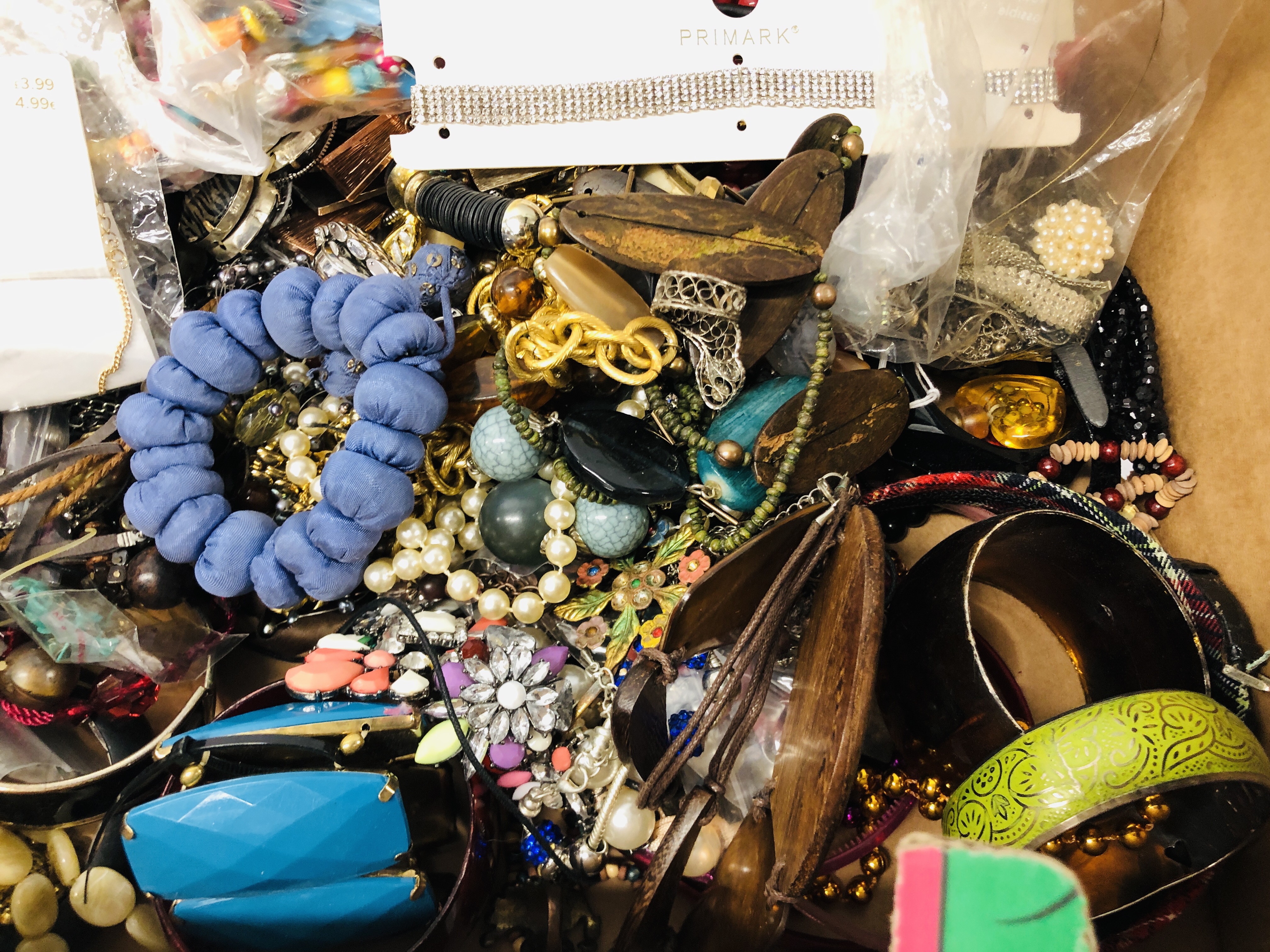 LARGE BOX OF ASSORTED MODERN COSTUME JEWELLERY TO INCLUDE NECKLACES, BEADS, BROOCHES, - Image 6 of 6