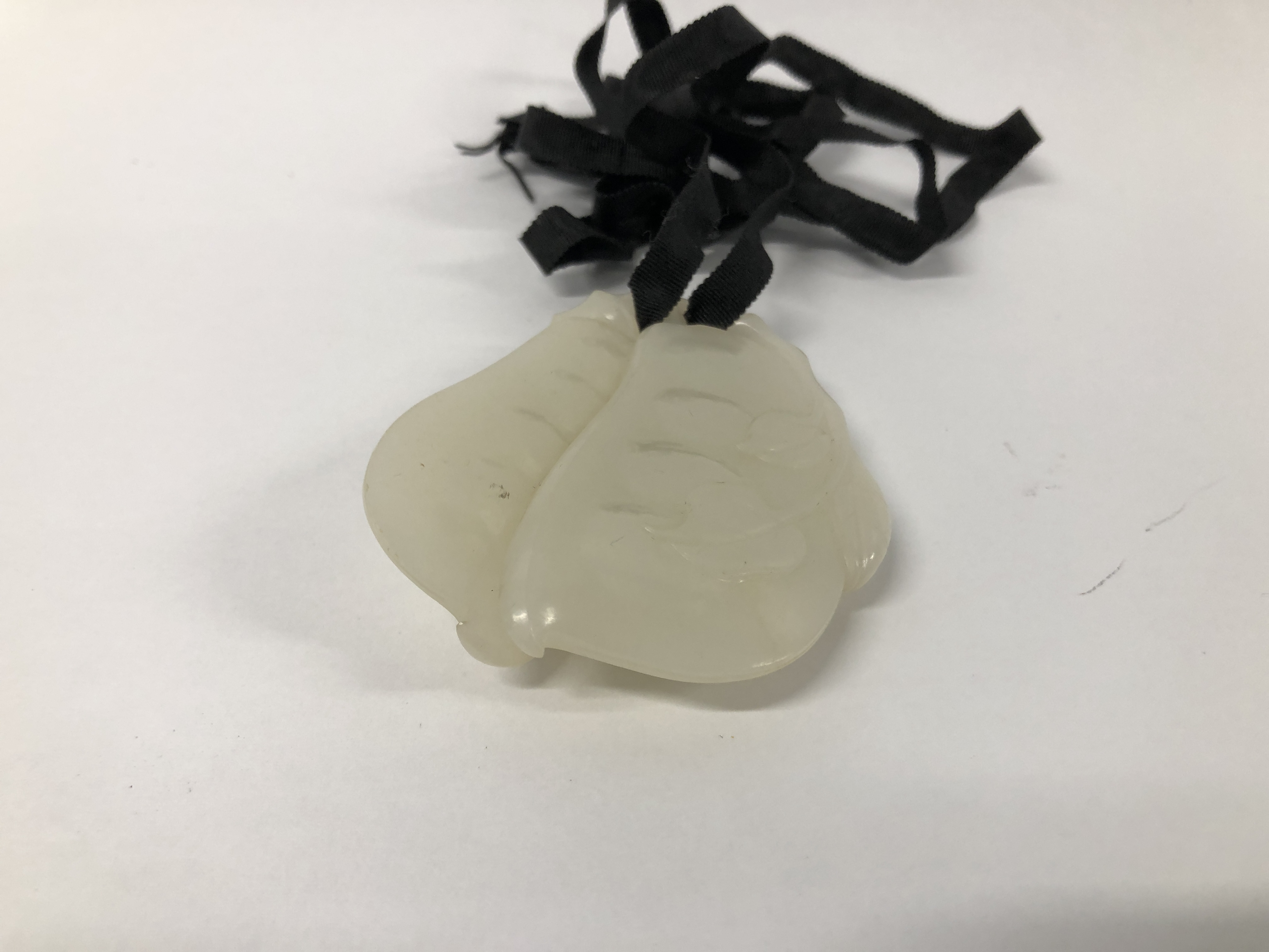 A HAND CARVED JADE PENDANT. - Image 3 of 3