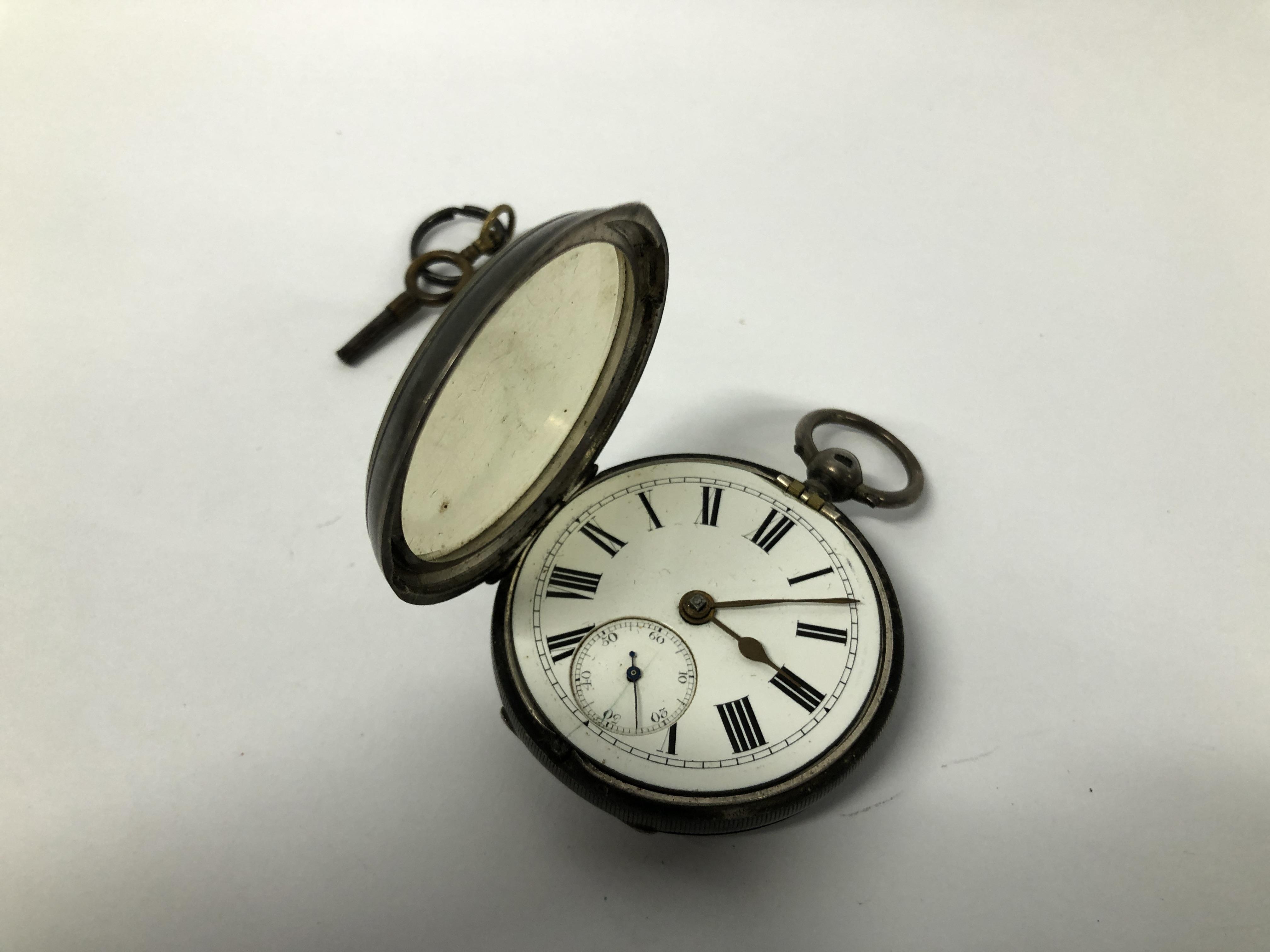 A VINTAGE SILVER CASED POCKET WATCH WITH ENAMELLED DIAL - Image 3 of 5
