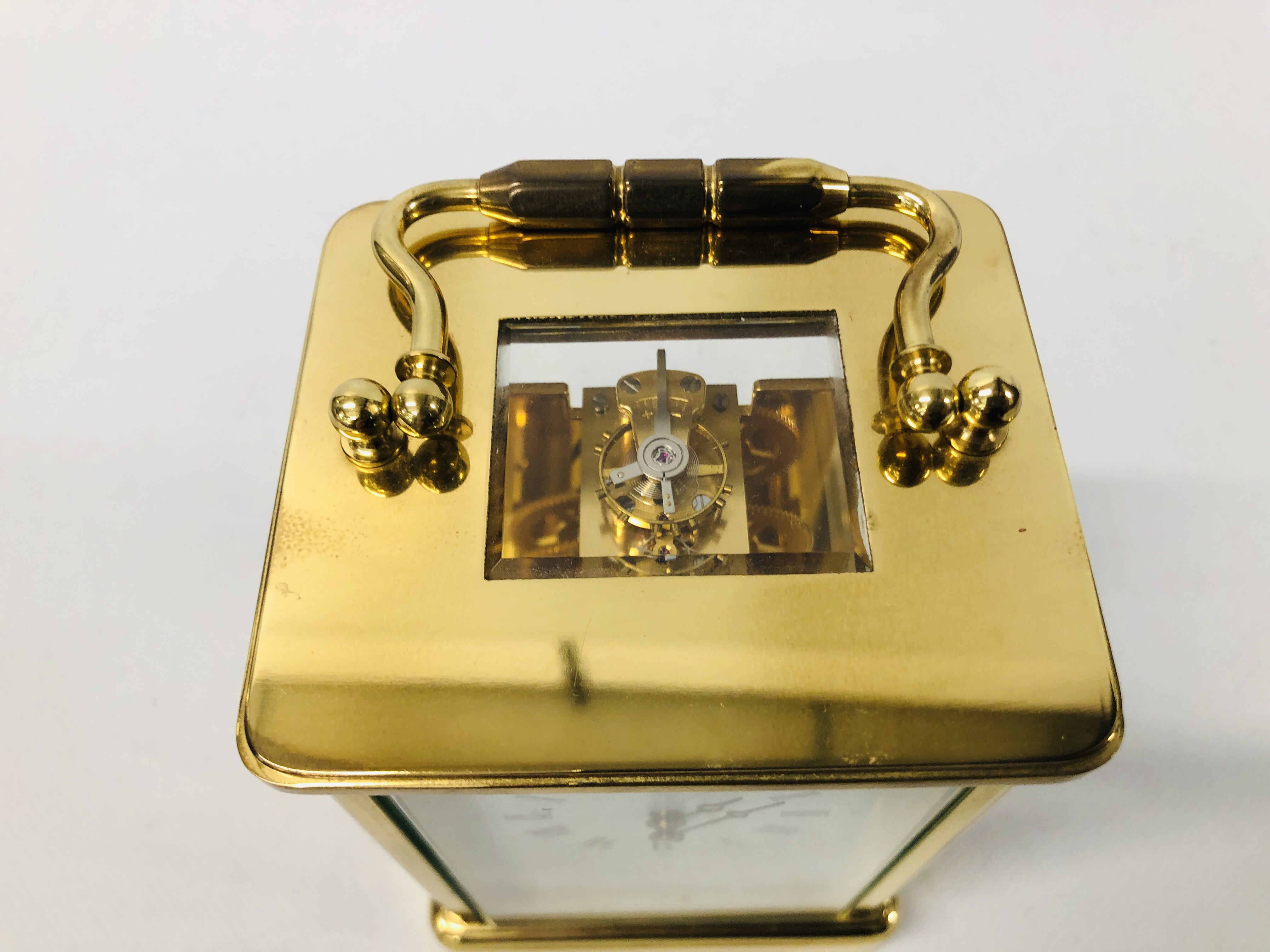 A MAPPIN AND WEBB MODERN BRASS CASED CARRIAGE CLOCK WITH PRESENTATION PLAQUE TO REVERSE HEIGHT 13. - Image 3 of 6