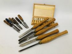 BOX CONTAINING A COLLECTION OF WOOD WORKING CHISELS INCLUDING 5 WOOD TURNING,