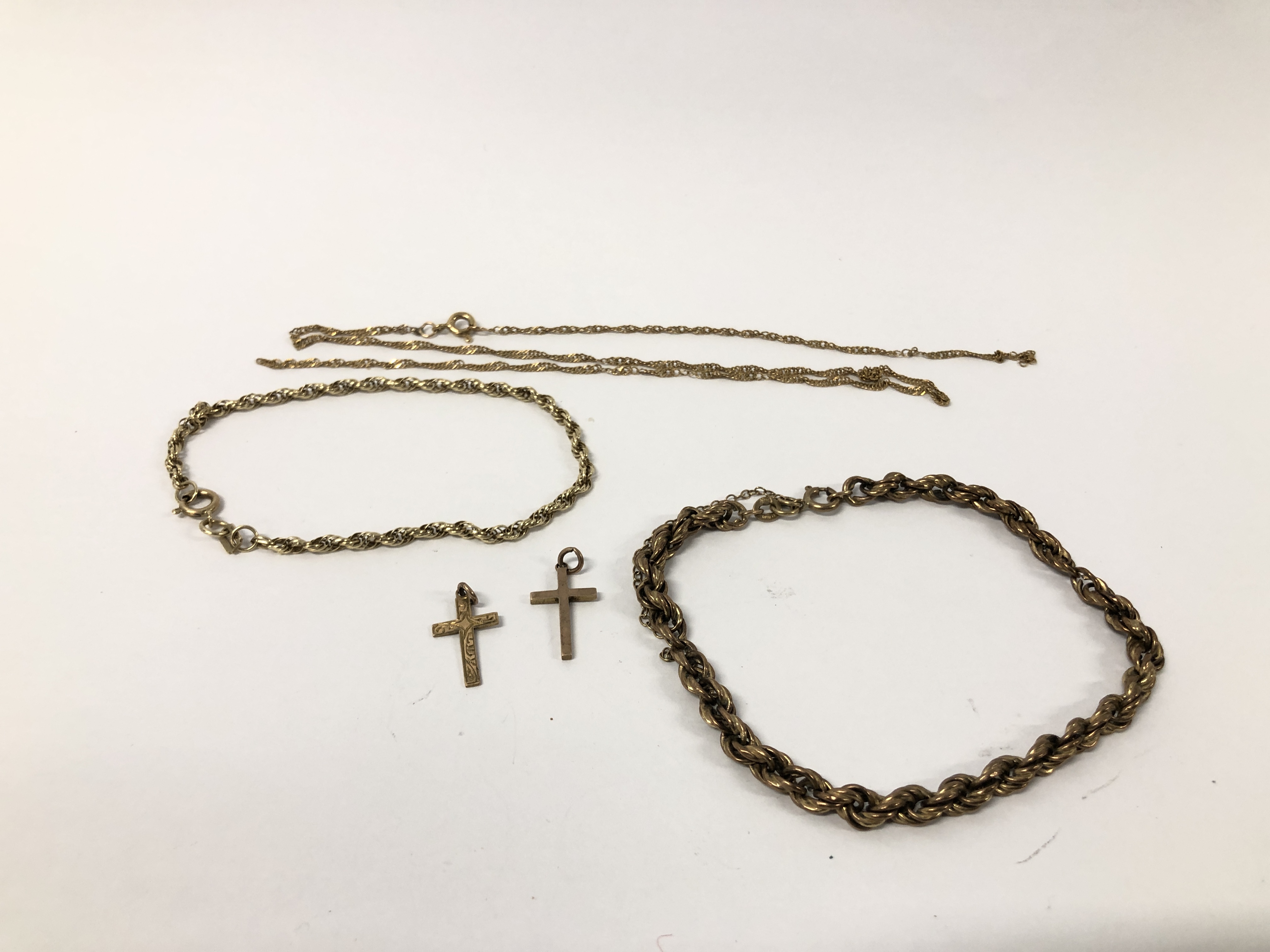 QUANTITY OF 9CT GOLD TO INCLUDE TWO BRACELETS (SAFETY CHAIN A/F) TWO GOLD CROSSES,