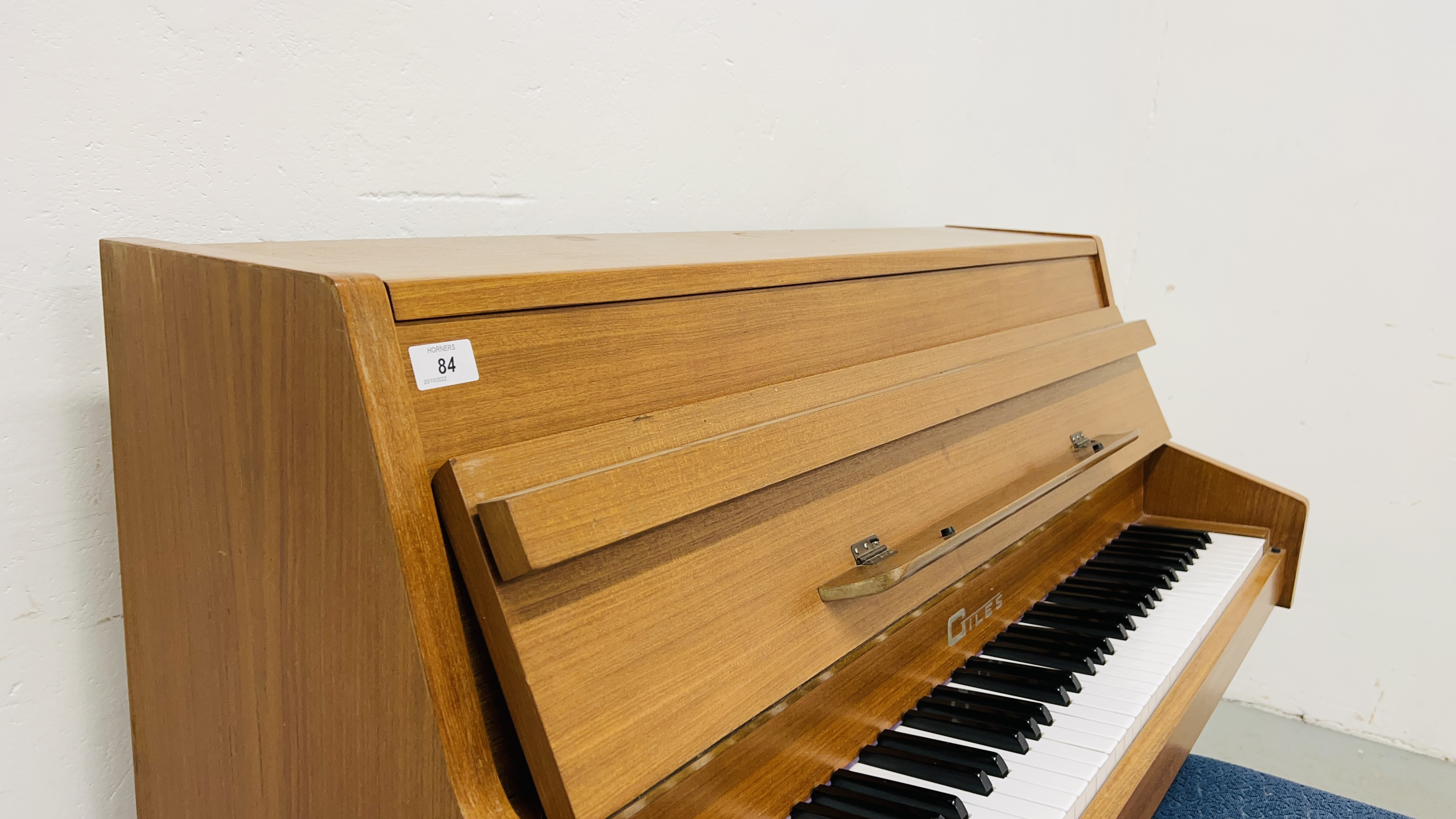A GILES MODERN OVERSTRUNG UPRIGHT PIANO COMPLETE WITH MUSIC STOOL - Image 6 of 14