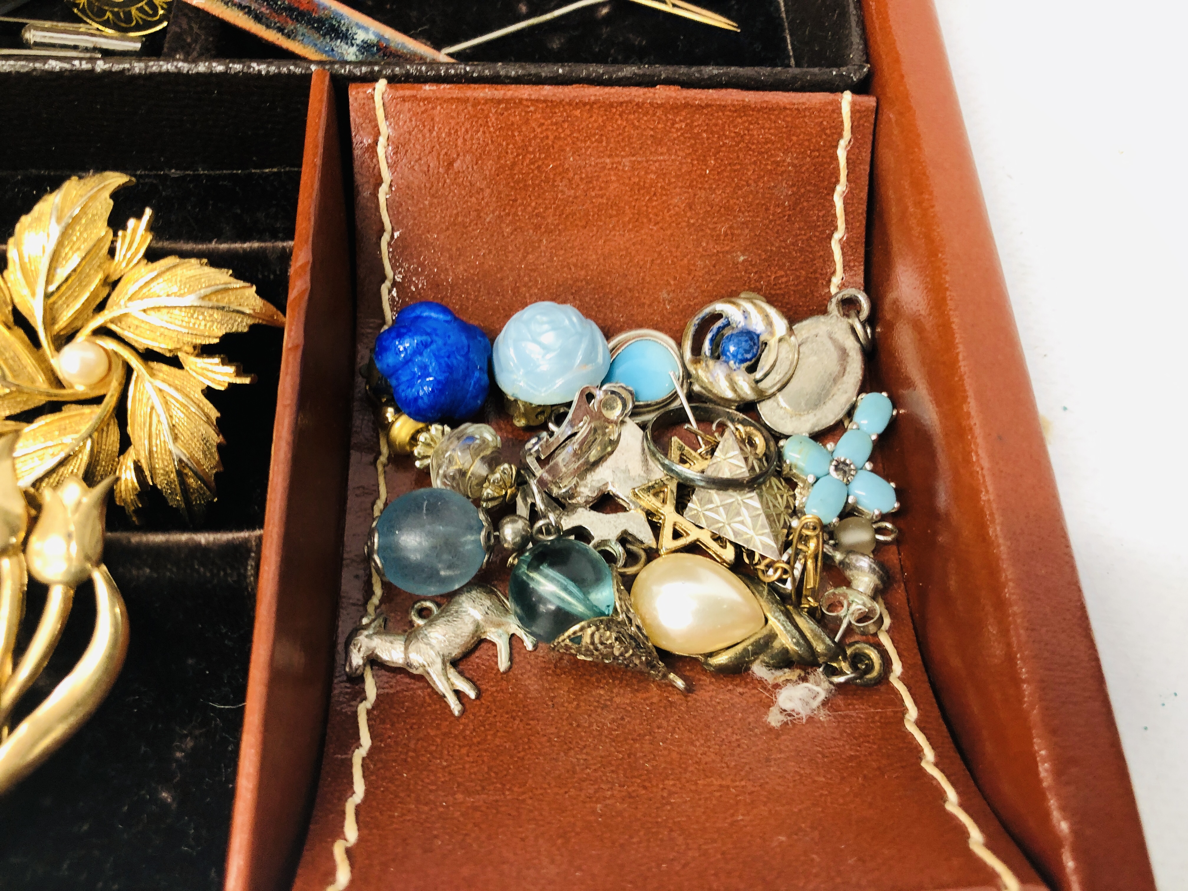 A CASE OF LADIES AND GENT'S JEWELLERY, BROOCHES, CUFF LINKS ETC. - Image 6 of 9