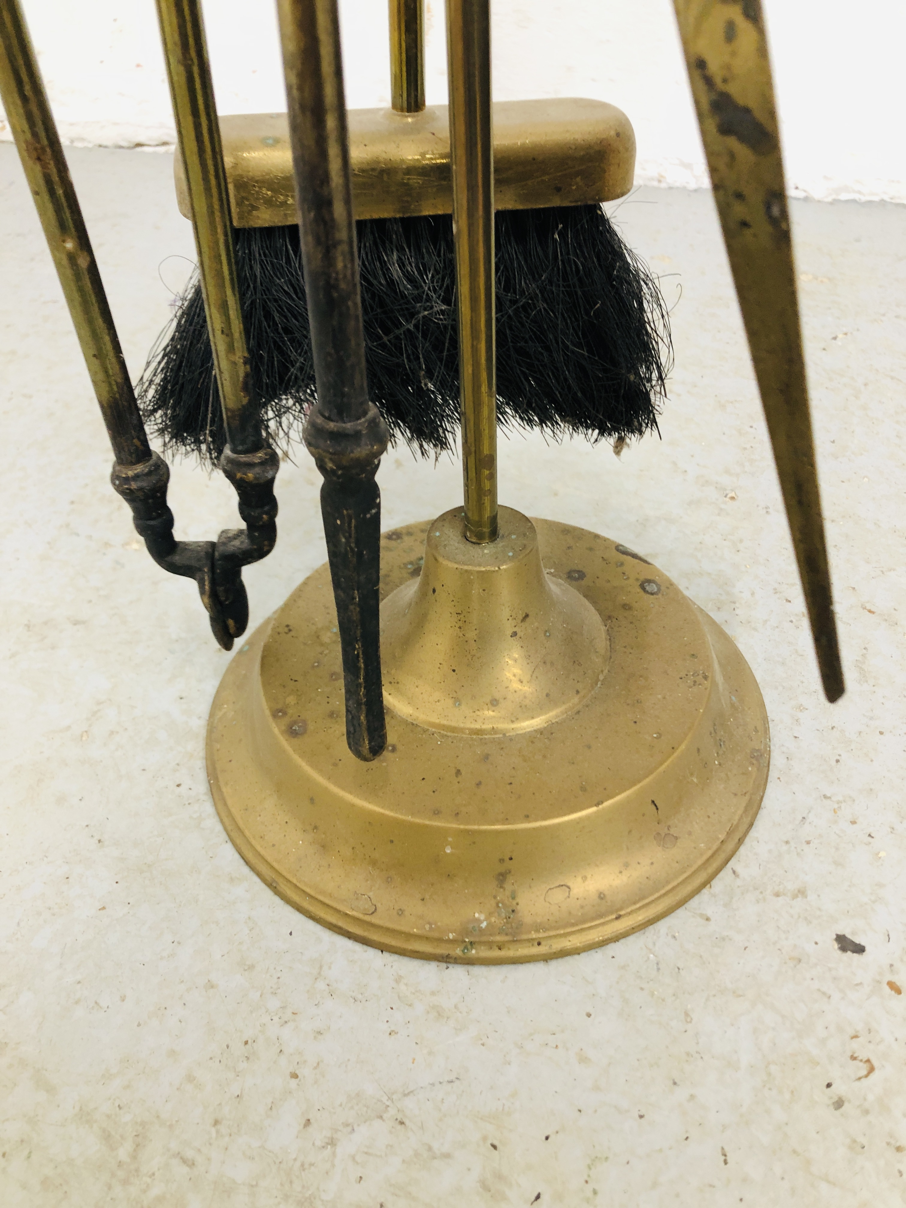 A HEAVY BRASS FIRESIDE COMPANION SET - HEIGHT 77CM. - Image 3 of 4