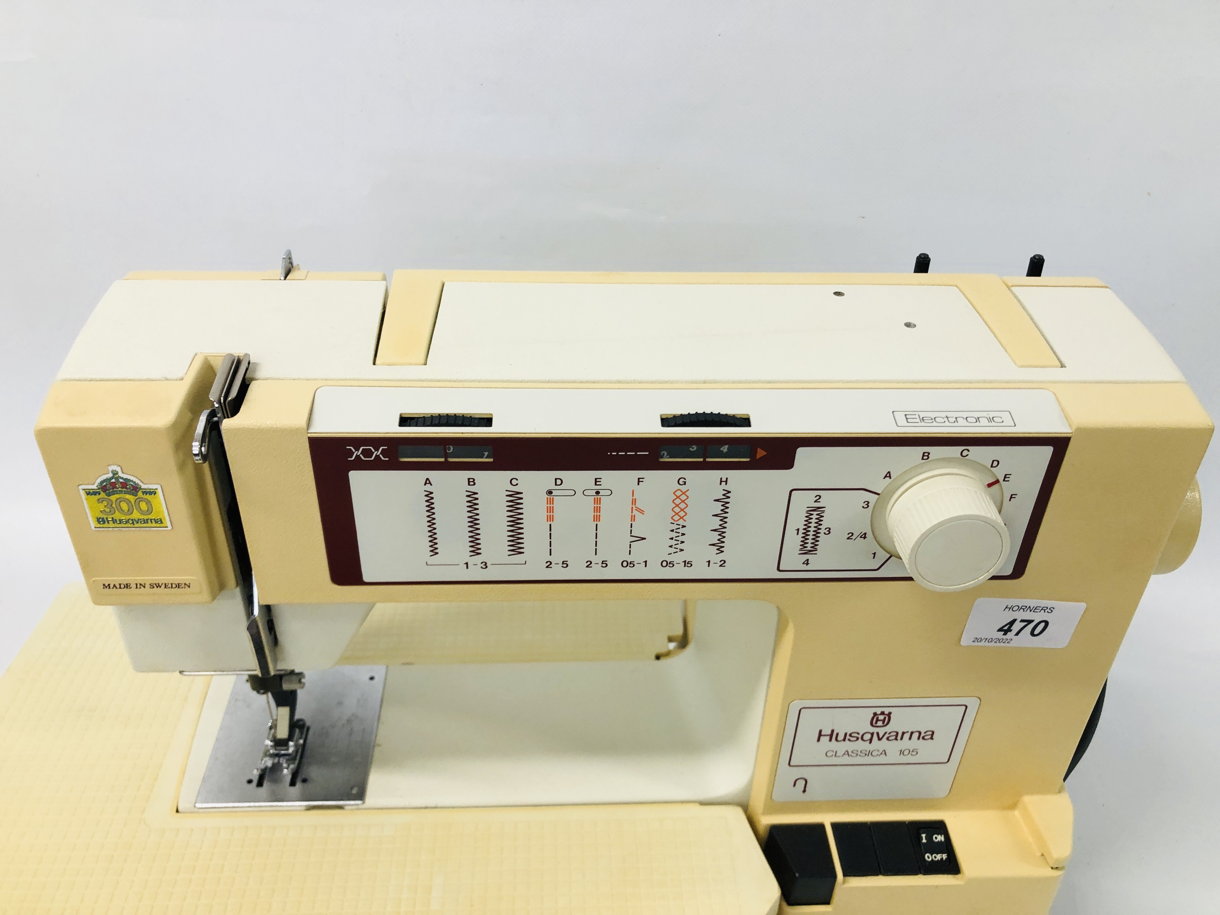 A HUSQVARNA CLASSICA SEWING MACHINE WITH FOOT PEDAL AND MANUAL - SOLD AS SEEN. - Image 3 of 5