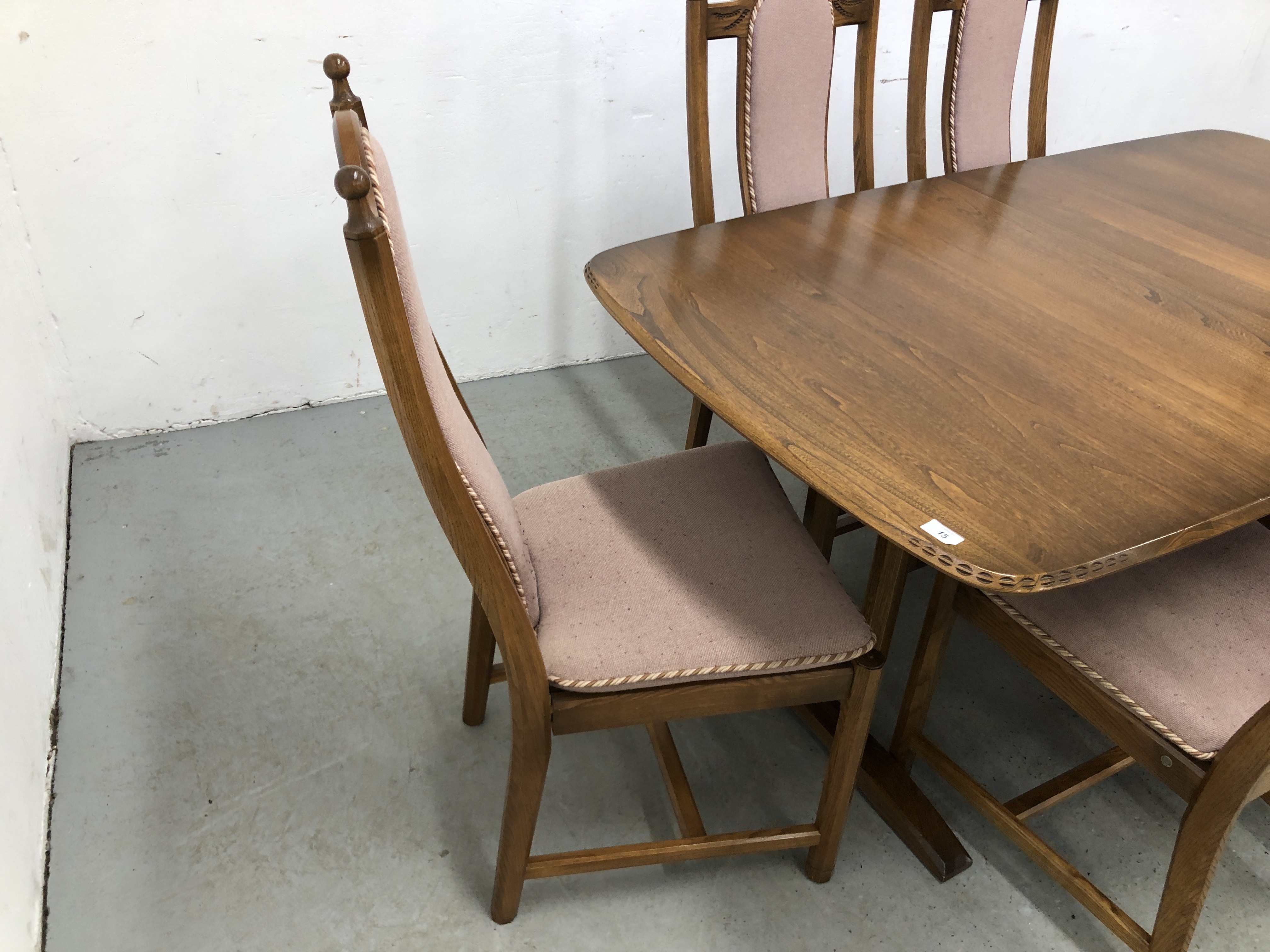 MID CENTURY ERCOL GOLDEN DAWN EXTENDING DINING TABLE COMPLETE WITH A SET OF SIX MATCHING CHAIRS L - Image 6 of 8