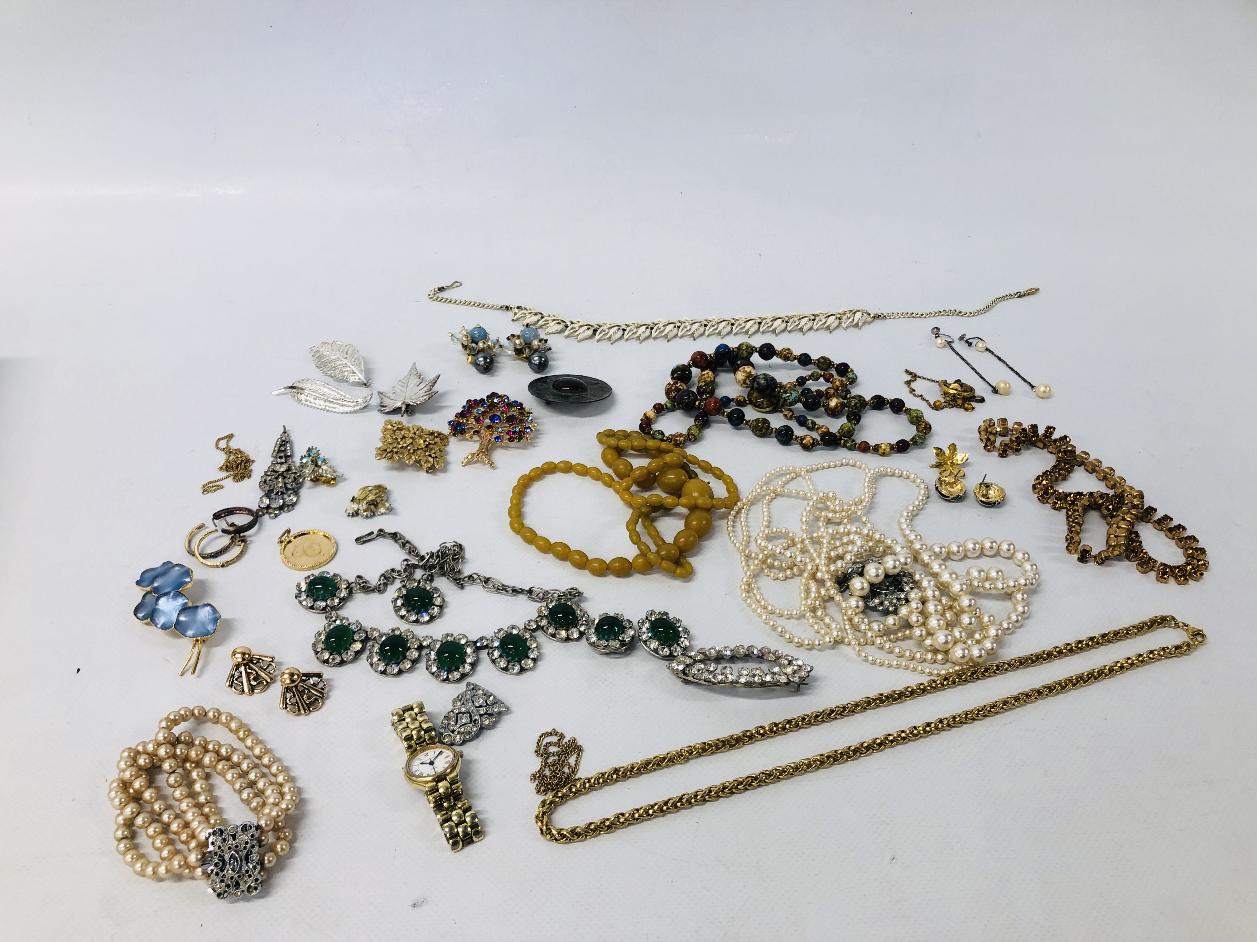 BOX OF ASSORTED COSTUME JEWELLERY TO INCLUDE BROOCHES AND BEADS, PEWTER BROOCH ETC.