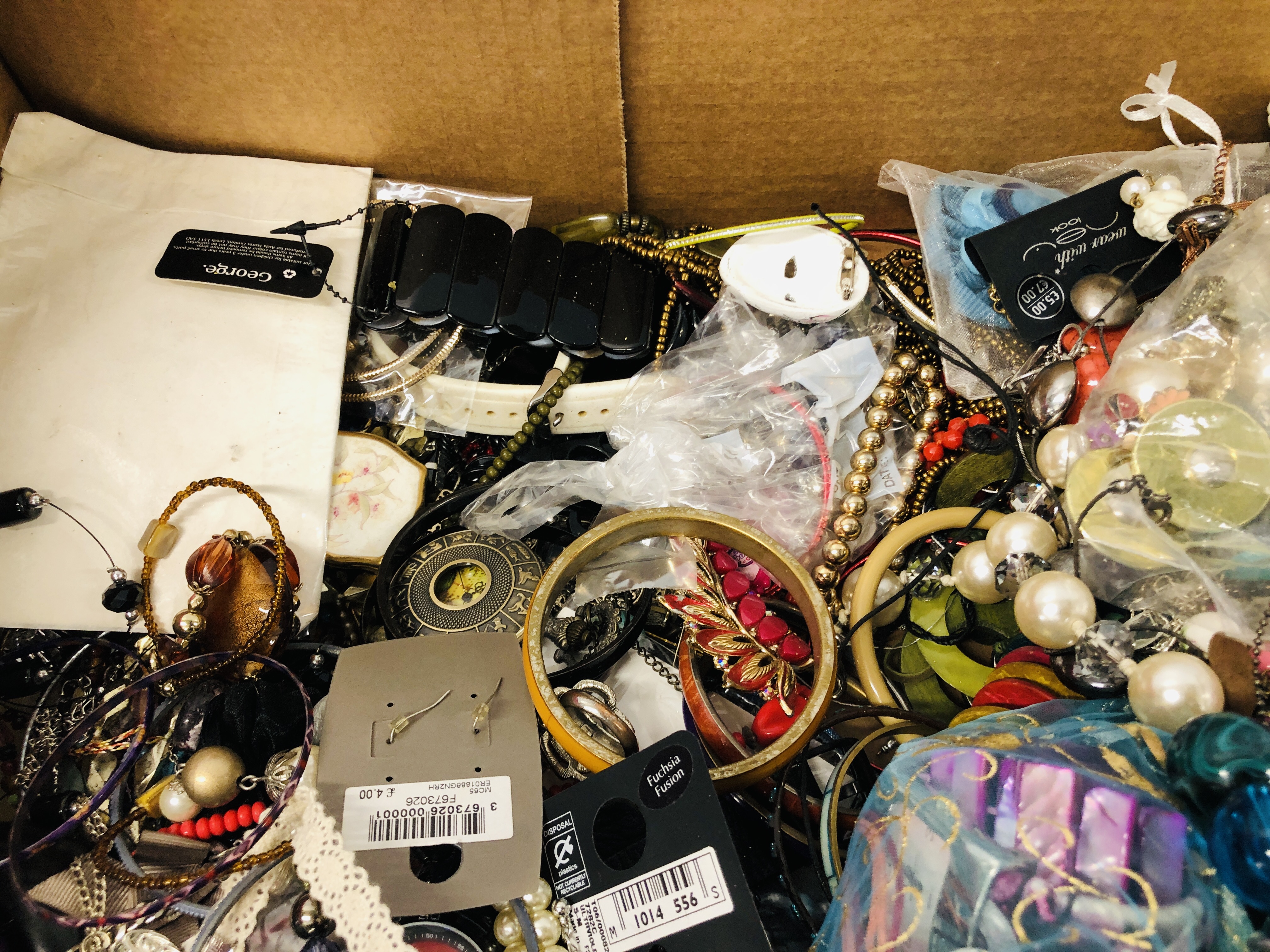 LARGE BOX OF ASSORTED MODERN COSTUME JEWELLERY TO INCLUDE NECKLACES, BEADS, BROOCHES, - Image 3 of 7