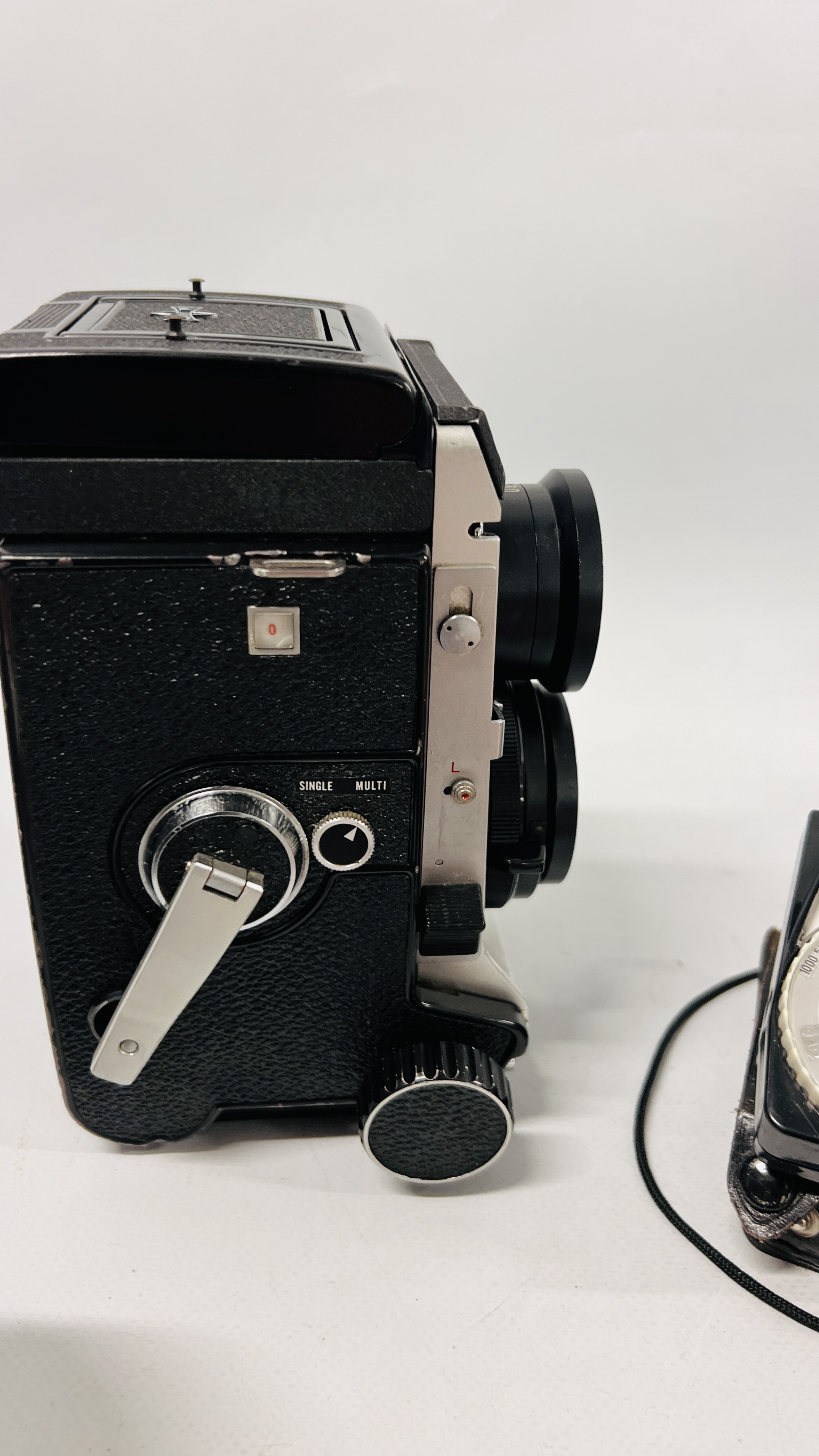 VINTAGE CAMERA EQUIPMENT TO INCLUDE MAMIYA C330 PROFESSIONAL F CAMERA, - Image 10 of 16