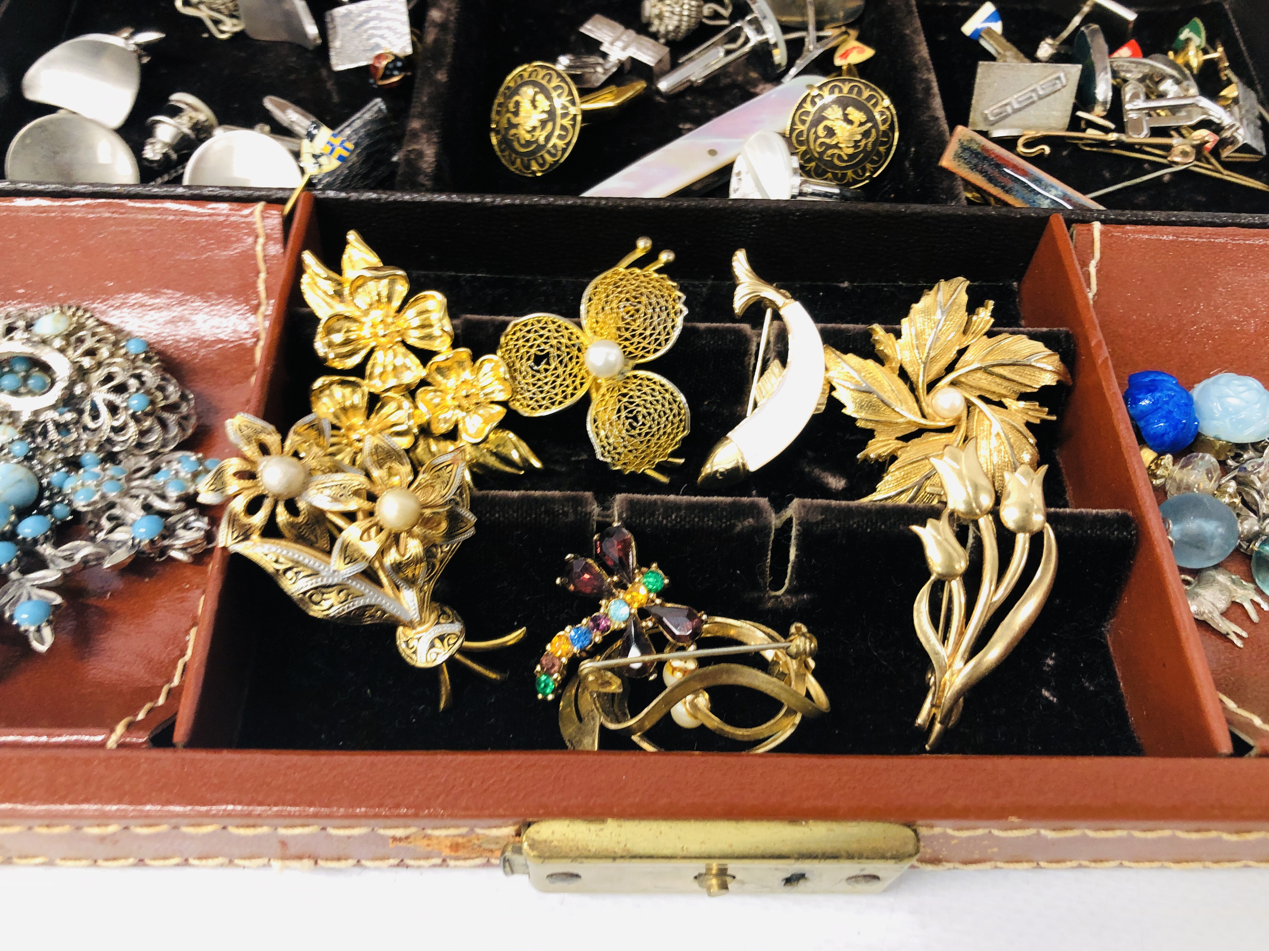 A CASE OF LADIES AND GENT'S JEWELLERY, BROOCHES, CUFF LINKS ETC. - Image 5 of 9