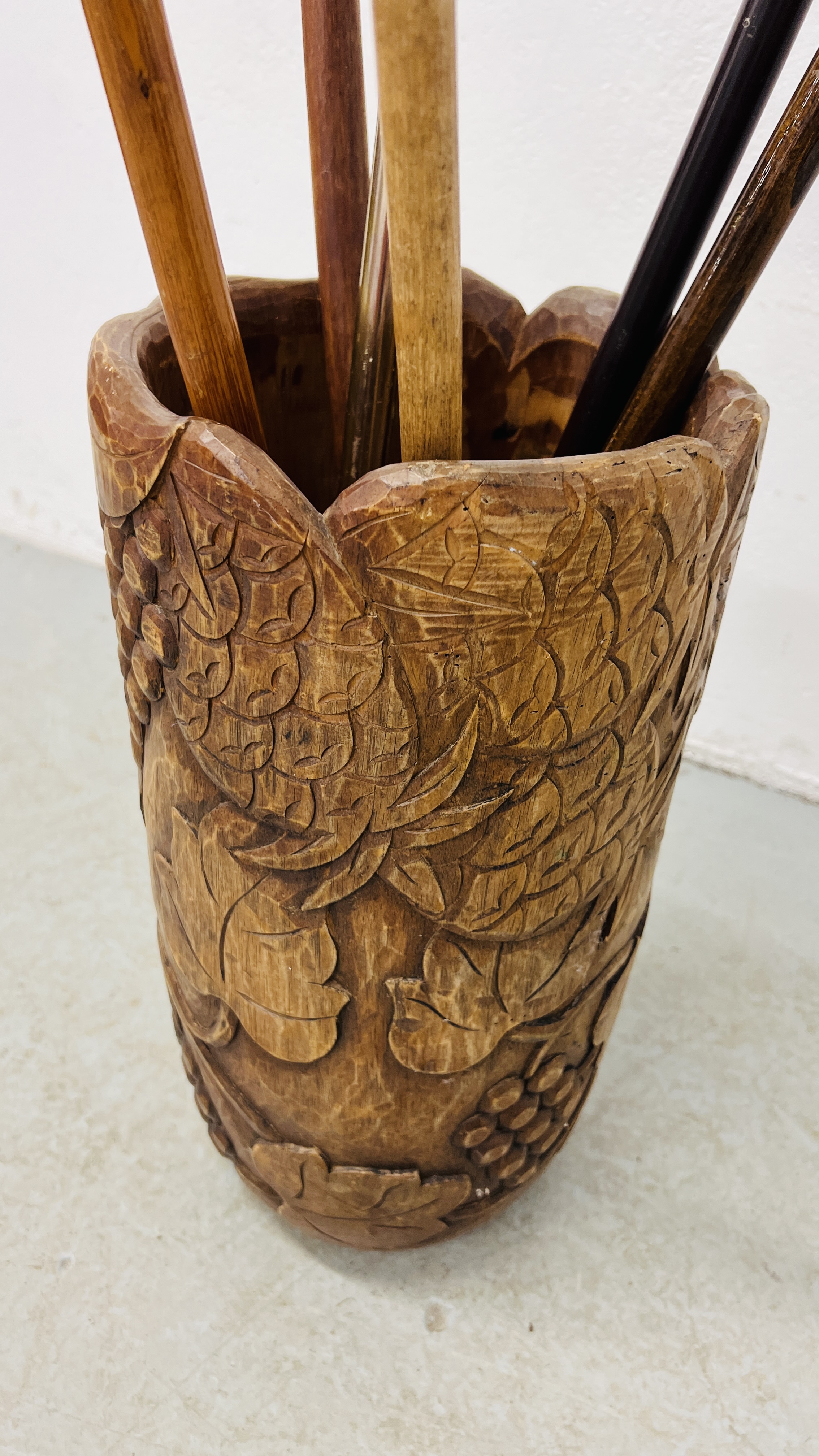 CARVED HARDWOOD STICK STAND TO INCLUDE FIVE VARIOUS WALKING STICKS, SHOOTING STICK. - Image 8 of 8