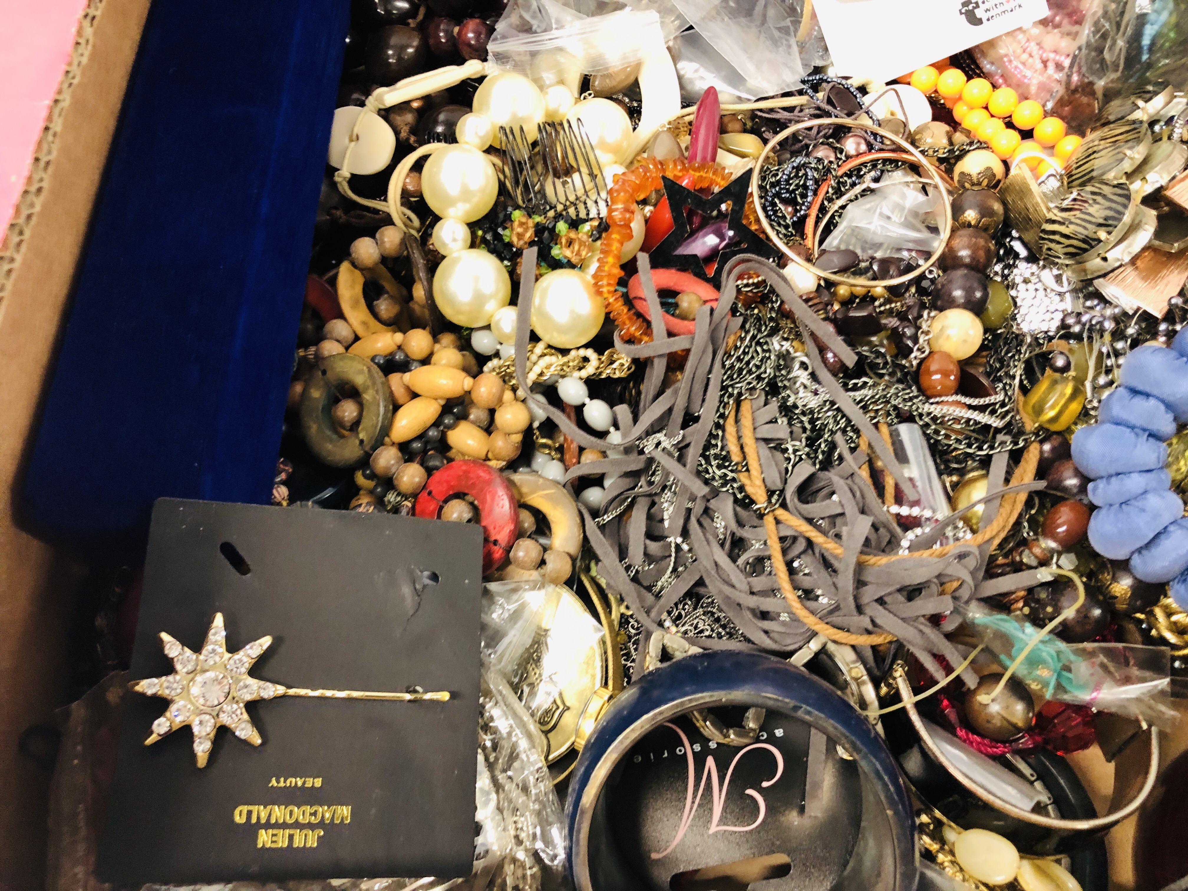 LARGE BOX OF ASSORTED MODERN COSTUME JEWELLERY TO INCLUDE NECKLACES, BEADS, BROOCHES, - Image 3 of 6