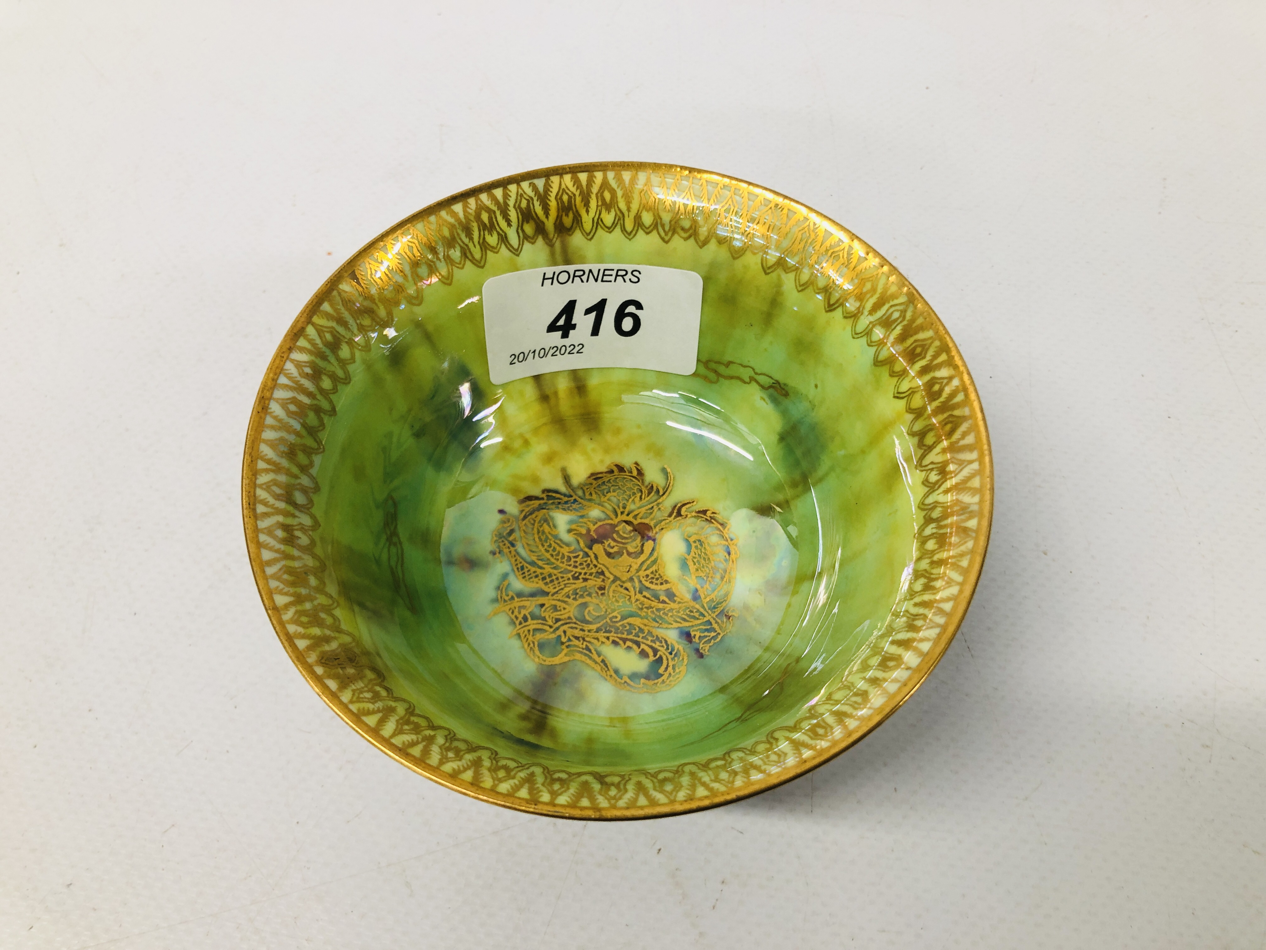 A HIGHLY DECORATIVE WEDGWOOD FINGER BOWL WITH GILT RIM. - Image 2 of 6