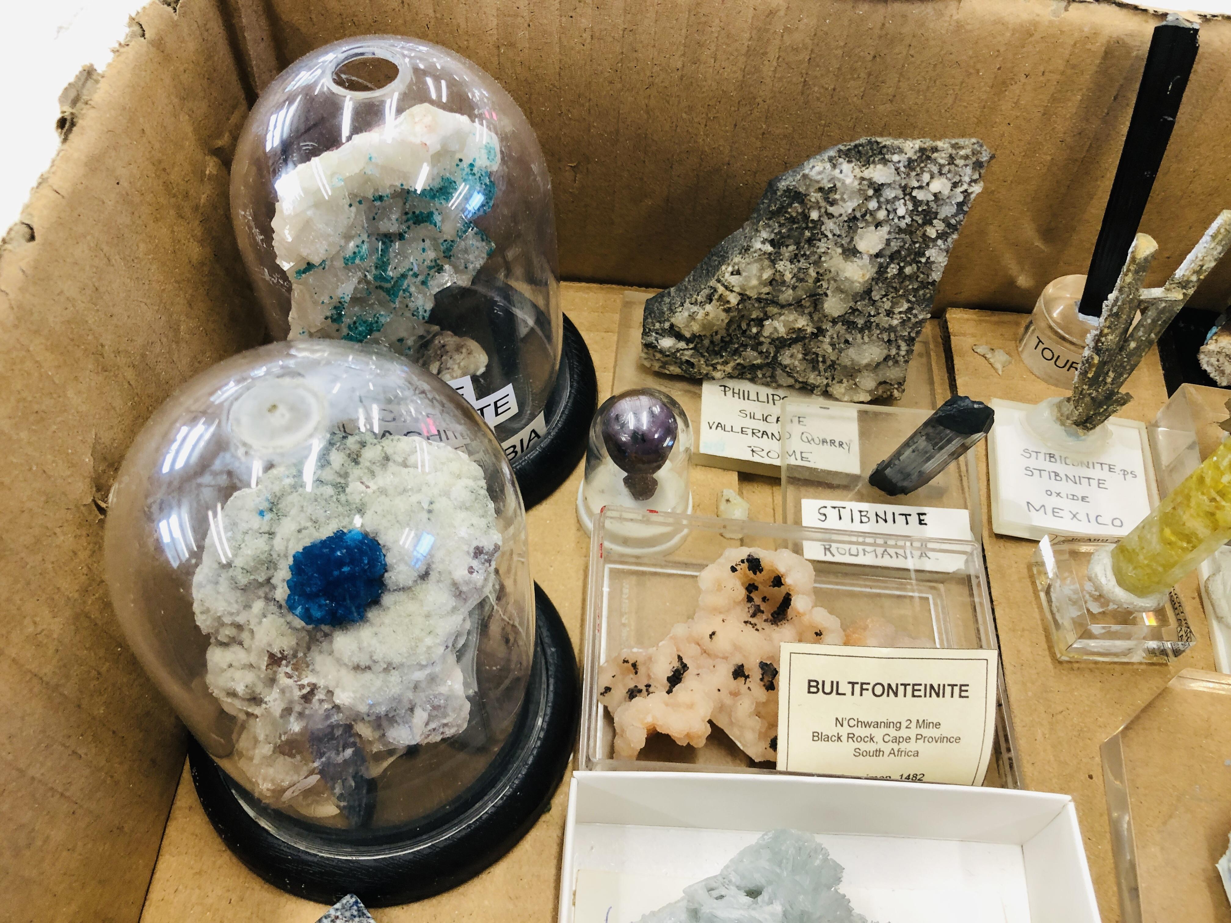 A COLLECTION OF APPROX 24 CRYSTAL AND MINERAL ROCK EXAMPLES TO INCLUDE PHILLIPSILE, BULTFONTEINITE, - Image 4 of 5