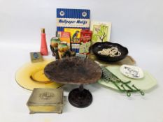 BOX OF VINTAGE RETRO COLLECTIBLES TO INCLUDE BAKELITE, CHINA AND GLASS ETC.