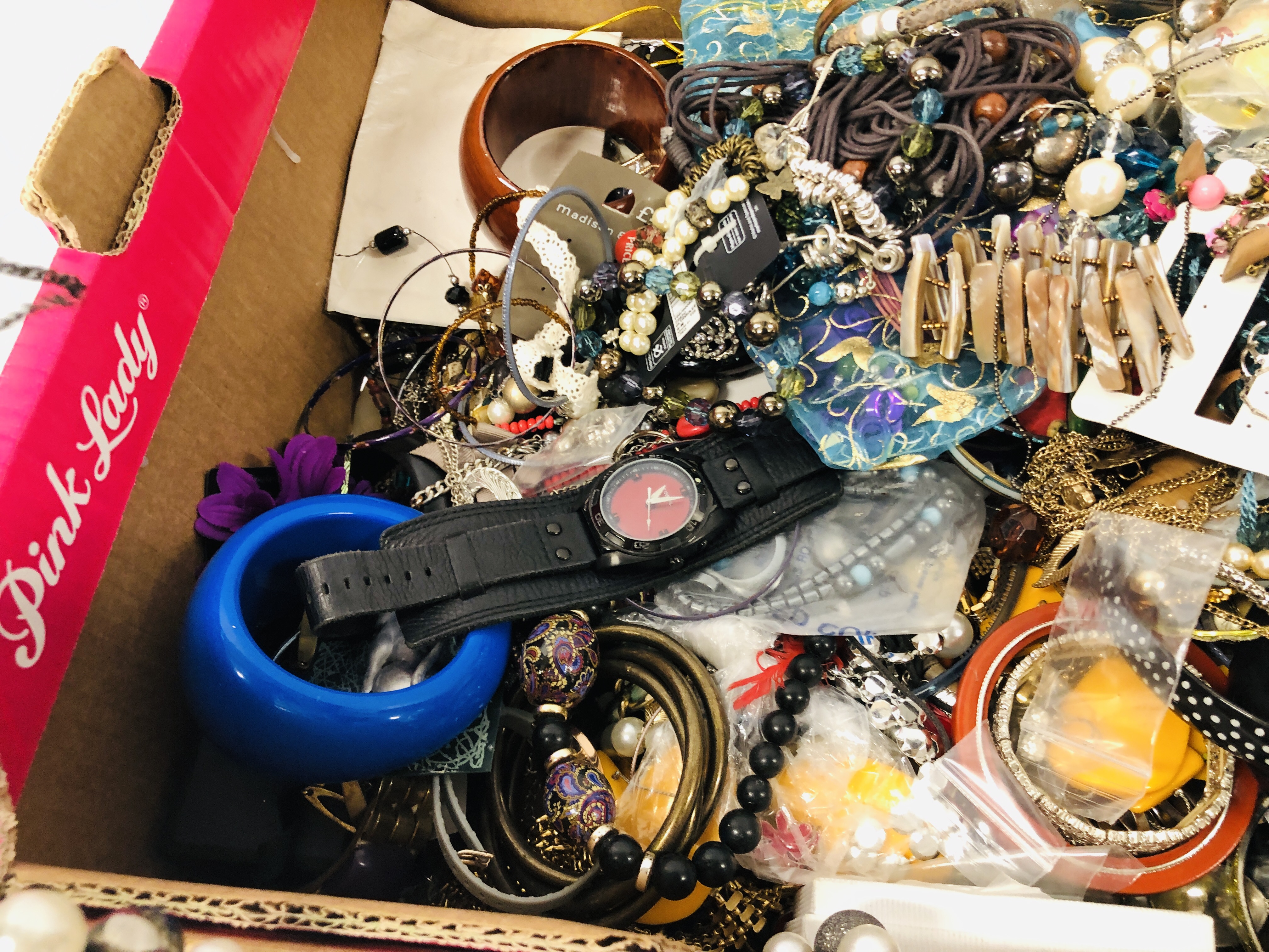 LARGE BOX OF ASSORTED MODERN COSTUME JEWELLERY TO INCLUDE NECKLACES, BEADS, BROOCHES, - Image 2 of 7