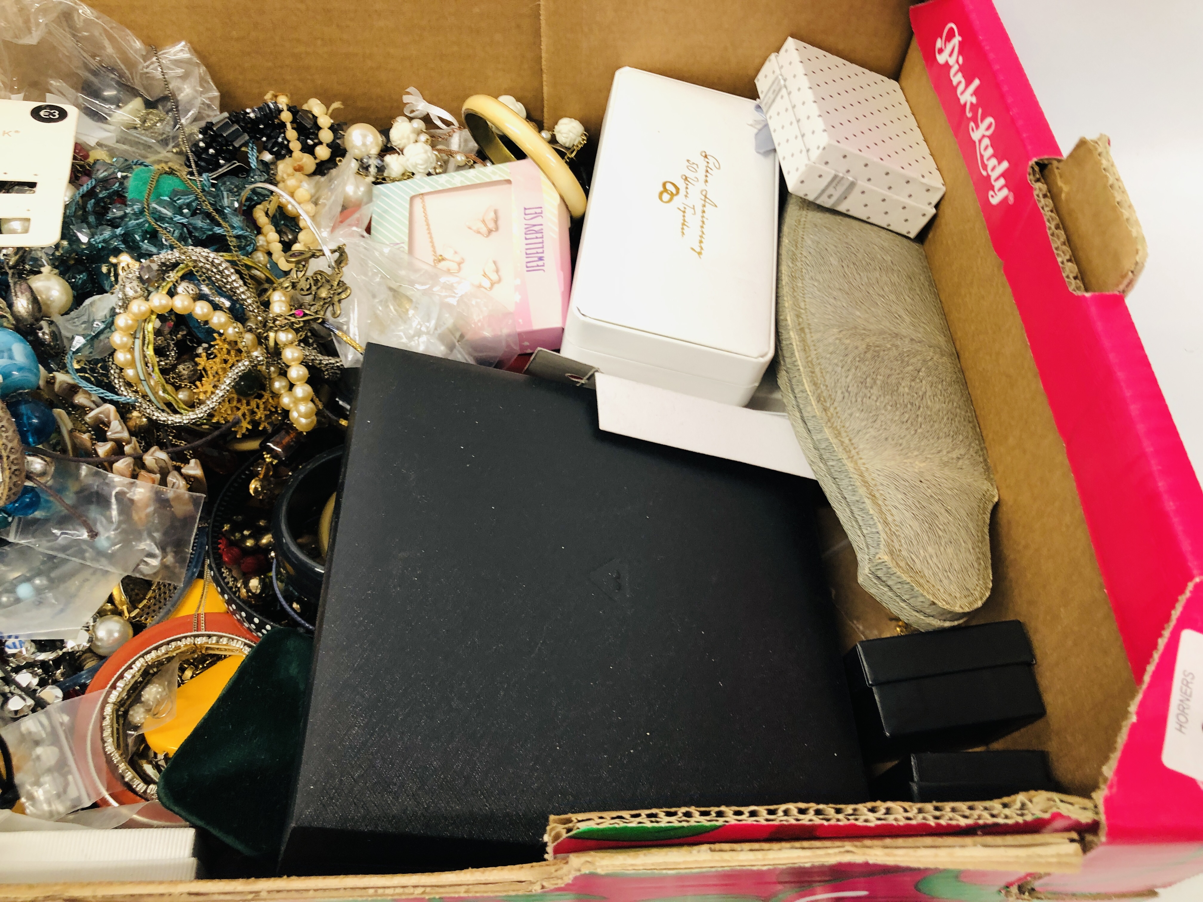 LARGE BOX OF ASSORTED MODERN COSTUME JEWELLERY TO INCLUDE NECKLACES, BEADS, BROOCHES, - Image 5 of 7