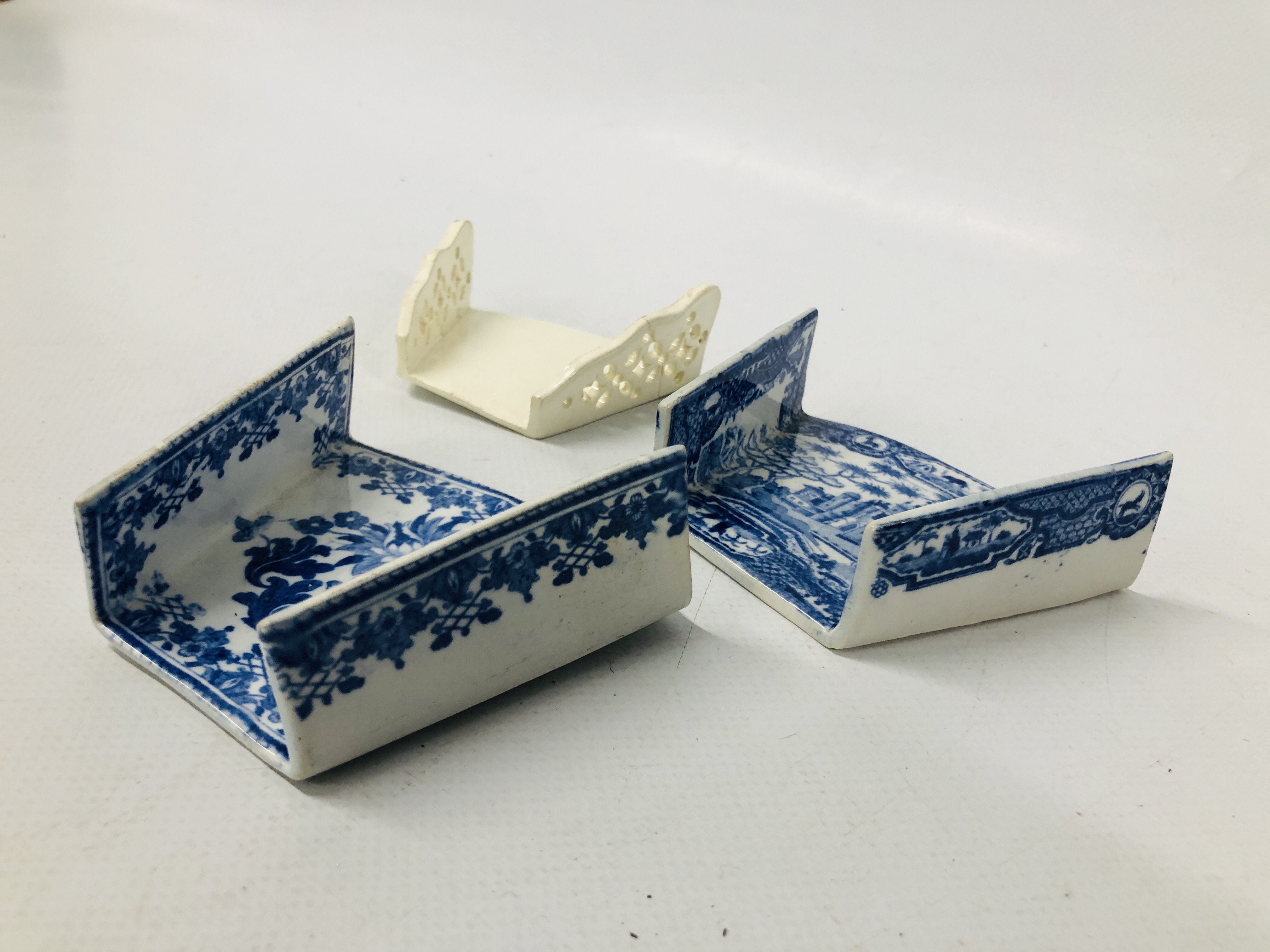 TWO SPODE BLUE AND WHITE ASPARAGUS SERVERS, ONE PRINTED WITH FLOWERS AND MARKED SPODE, - Image 3 of 4