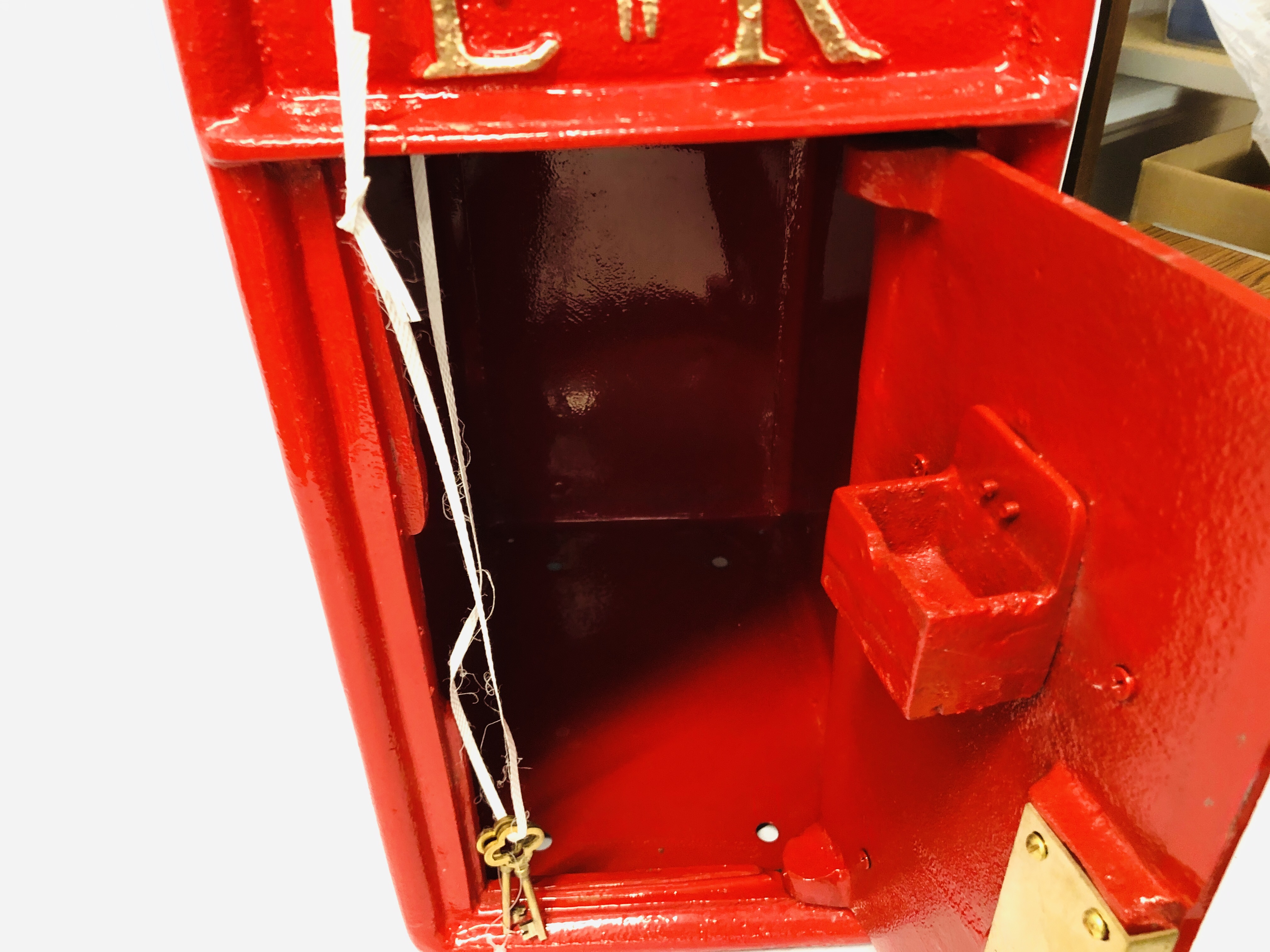 (R) RED ROYAL MAIL POST BOX - Image 4 of 4