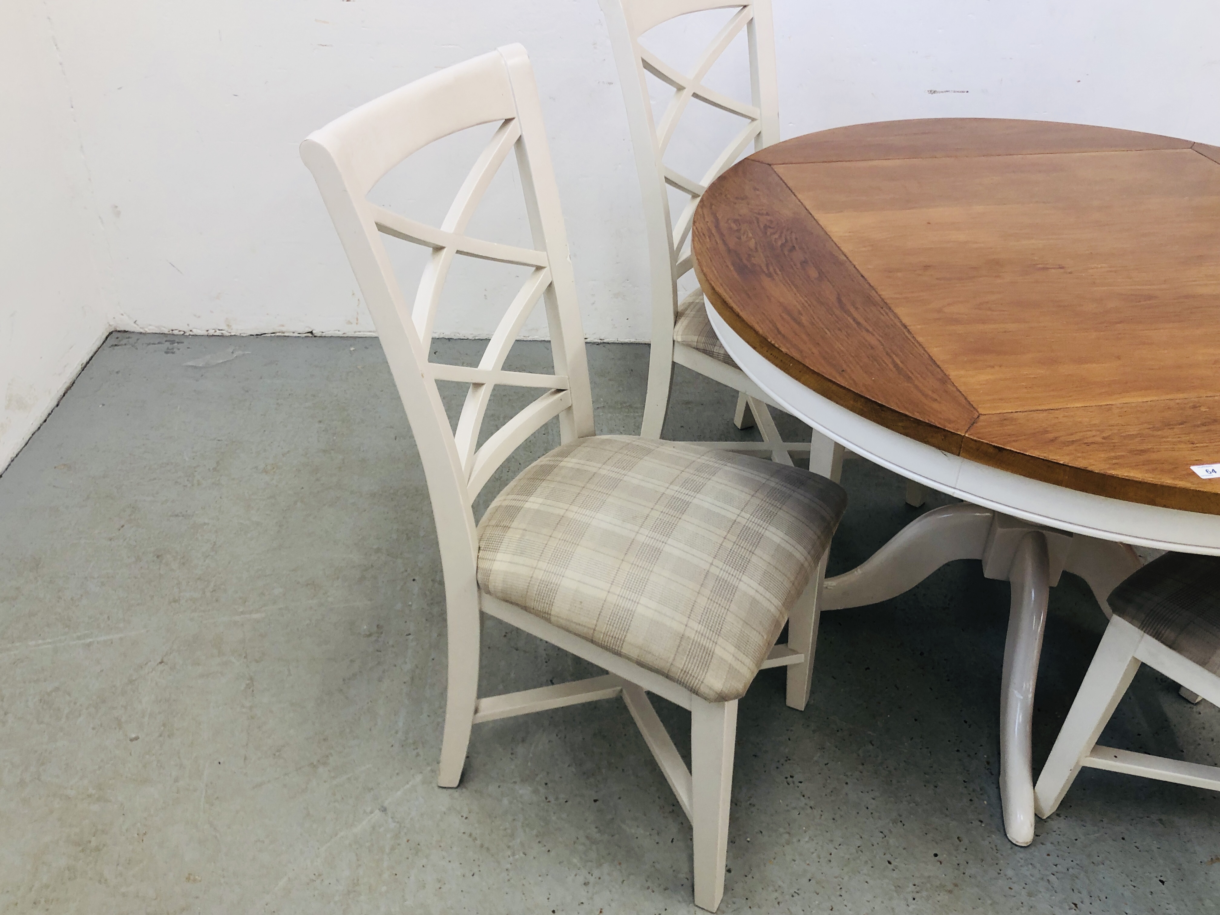 A MODERN CIRCULAR DINING TABLE COMPLETE WITH 4 CHAIRS - Image 3 of 6