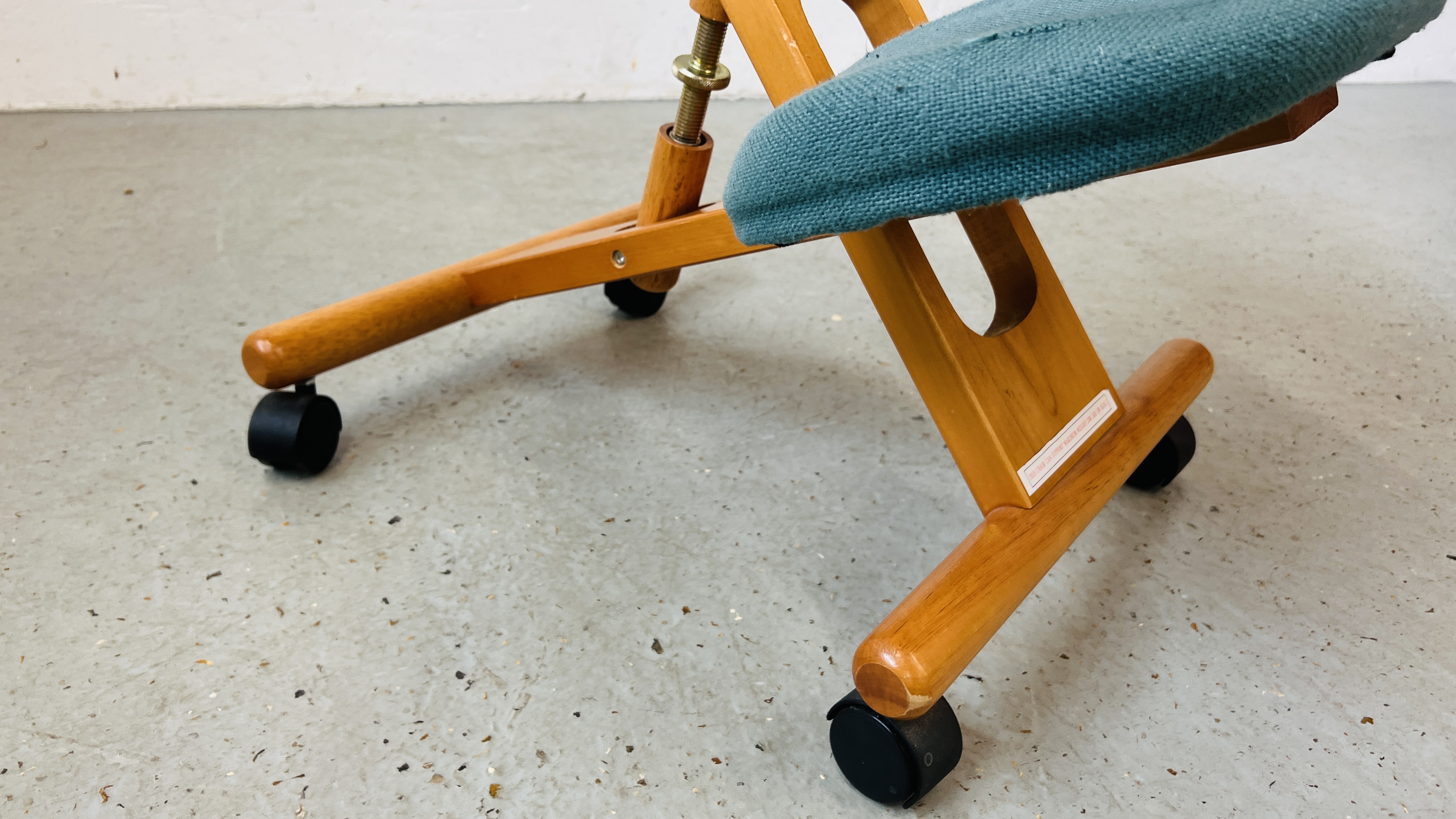 A BACK SUPPORT WHEELED KNEELING CHAIR. - Image 5 of 5