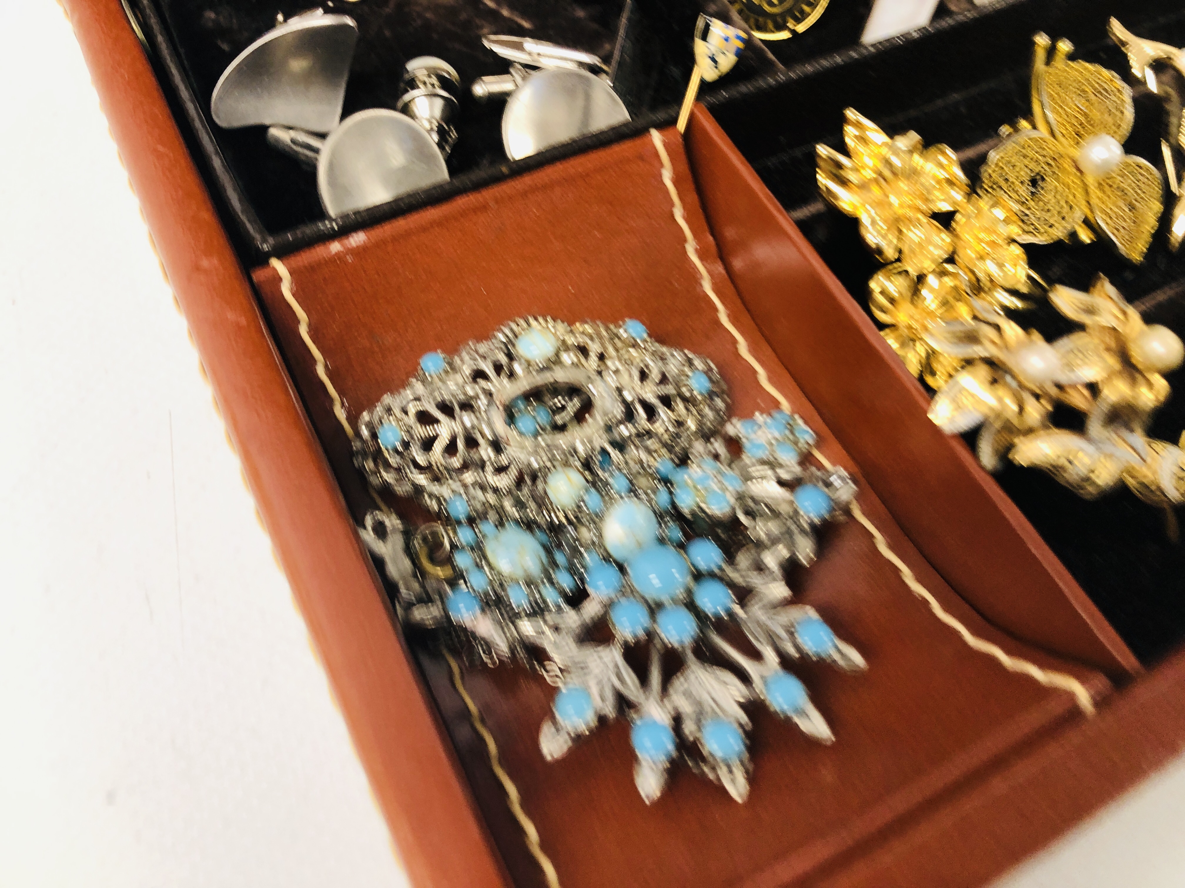 A CASE OF LADIES AND GENT'S JEWELLERY, BROOCHES, CUFF LINKS ETC. - Image 2 of 9