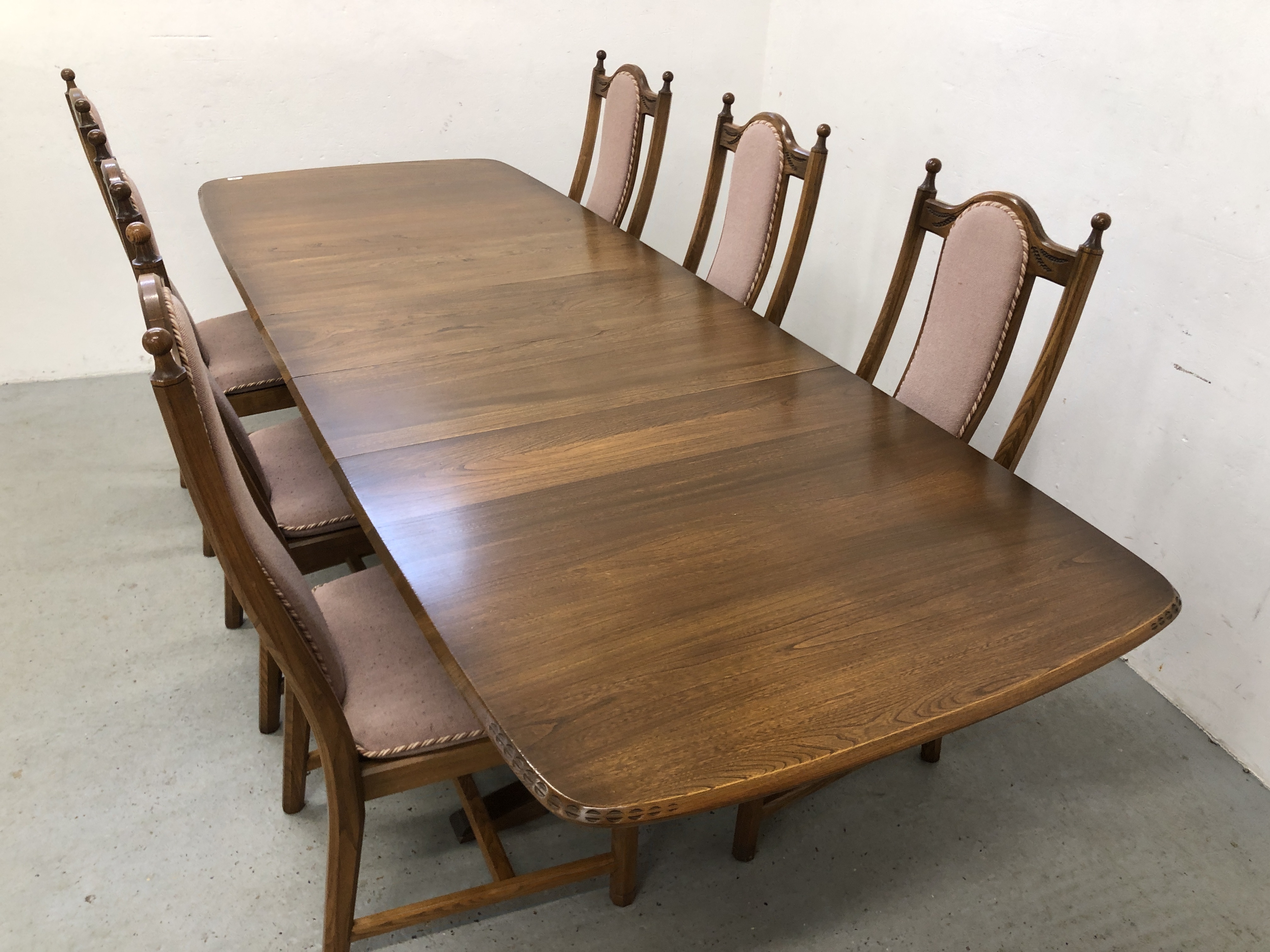 MID CENTURY ERCOL GOLDEN DAWN EXTENDING DINING TABLE COMPLETE WITH A SET OF SIX MATCHING CHAIRS L - Image 8 of 8