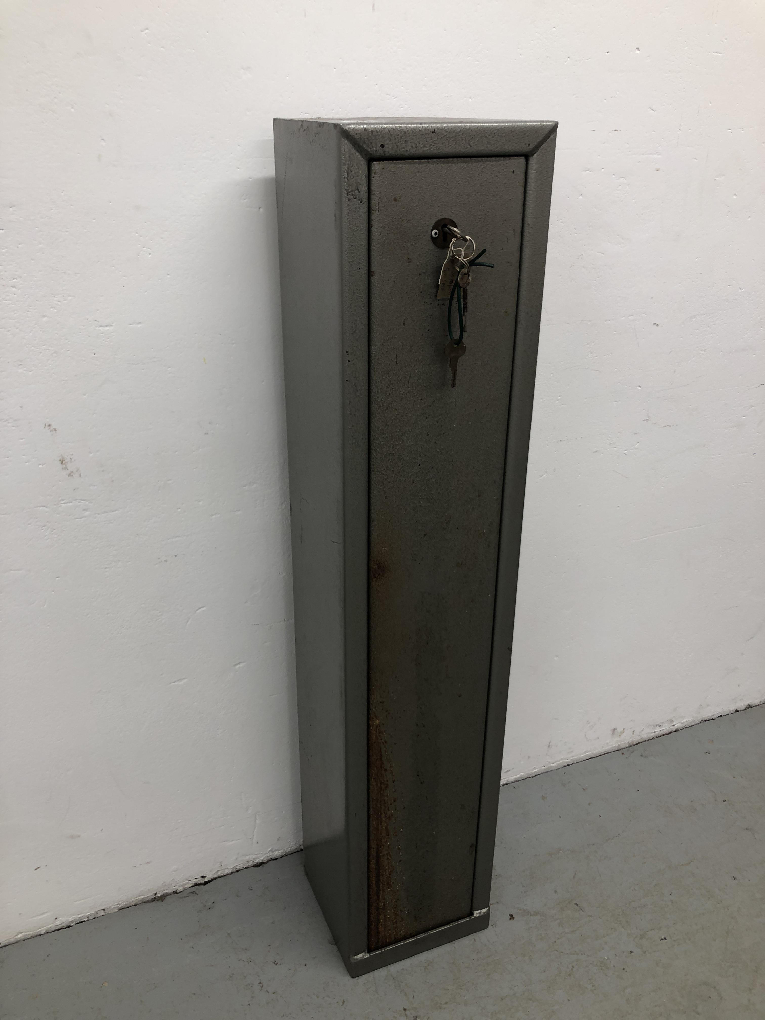 A STEEL THREE GUN CAPACITY SHOTGUN SECURITY SAFE (KEY WITH AUCTIONEER)