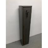 A STEEL THREE GUN CAPACITY SHOTGUN SECURITY SAFE (KEY WITH AUCTIONEER)