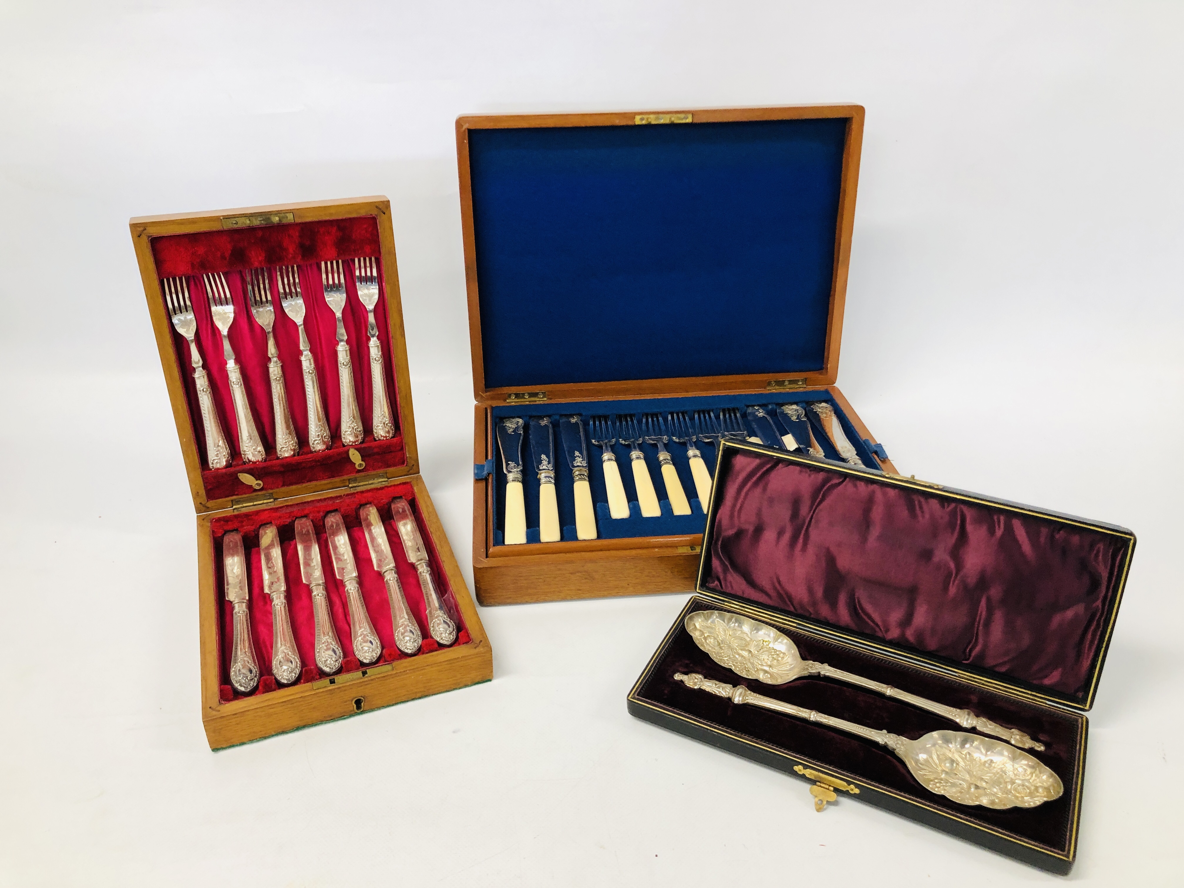 3 X CASED SETS OF VINTAGE PLATED CUTLERY TO INCLUDE A MAHOGANY CASED SET OF FISH CUTLERY.