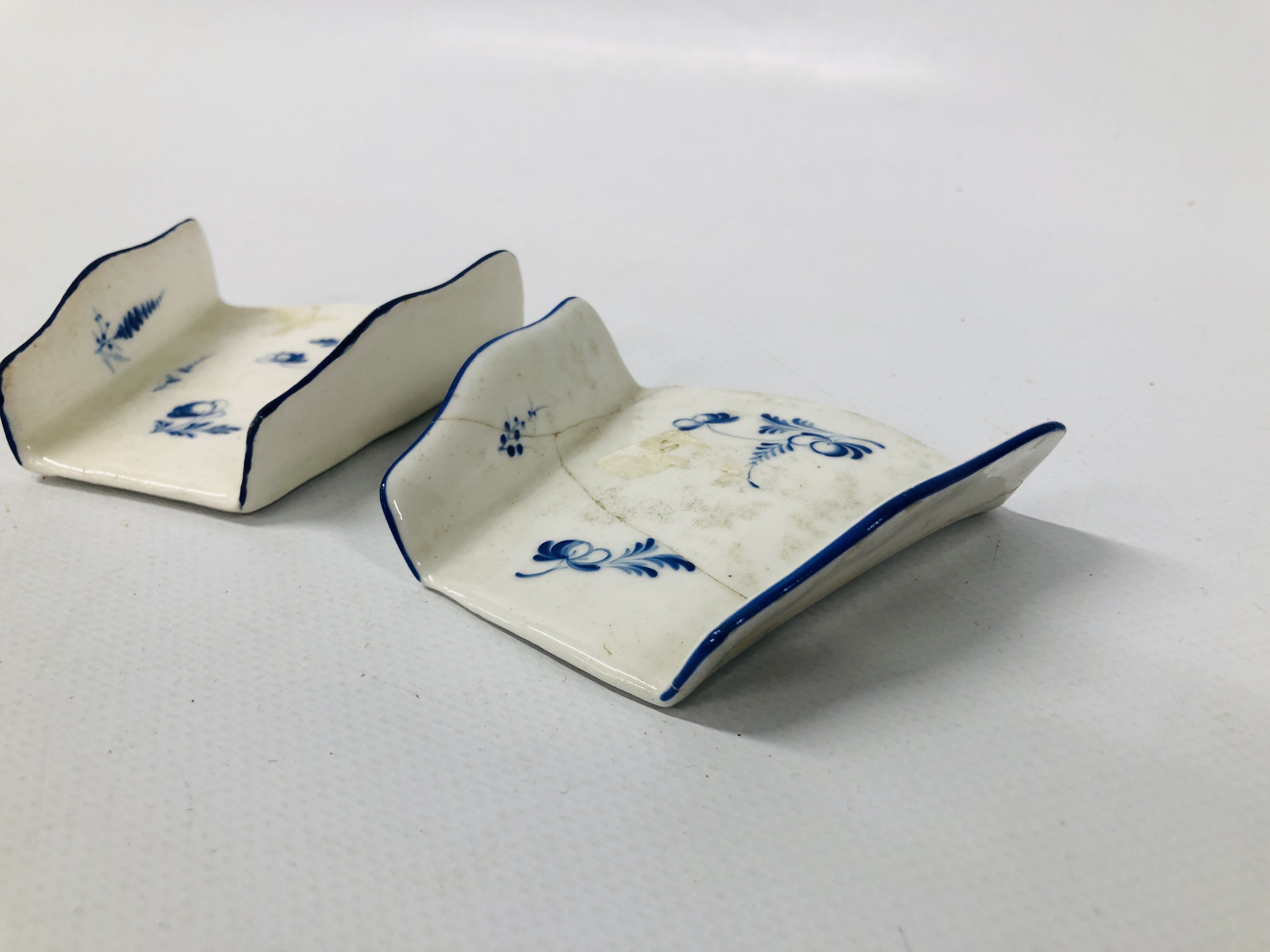 TWO DERBY ASPARAGUS SERVERS, OF FAN SHAPE, DECORATED IN DRY BLUE WITH SCATTERED SPRIGS, - Image 2 of 5