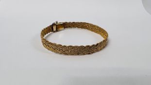 IMPRESSIVE YELLOW METAL BANGLE / BRACELET OF WOVEN DESIGN, WITH SAFETY CHAIN.