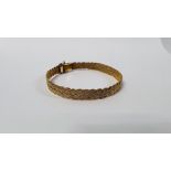 IMPRESSIVE YELLOW METAL BANGLE / BRACELET OF WOVEN DESIGN, WITH SAFETY CHAIN.