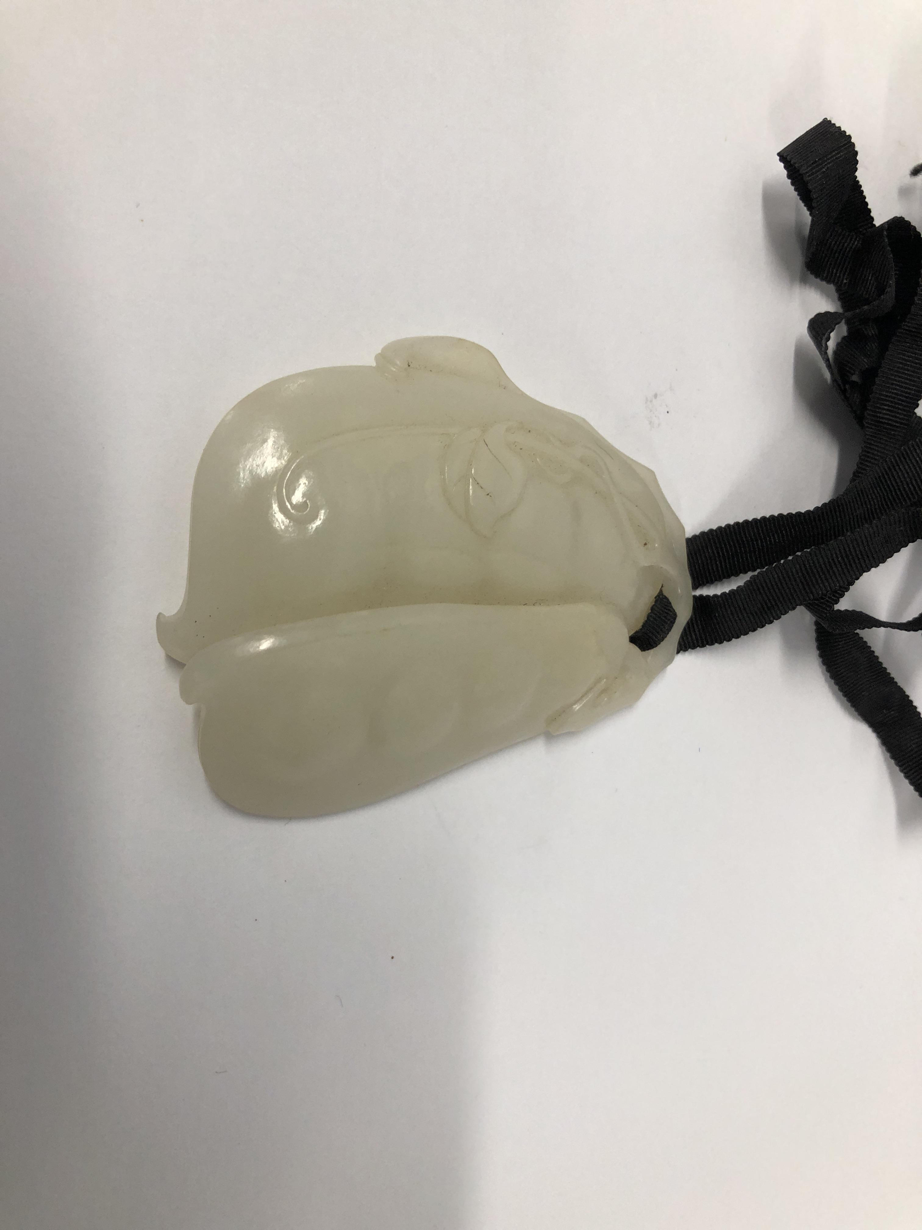 A HAND CARVED JADE PENDANT. - Image 2 of 3