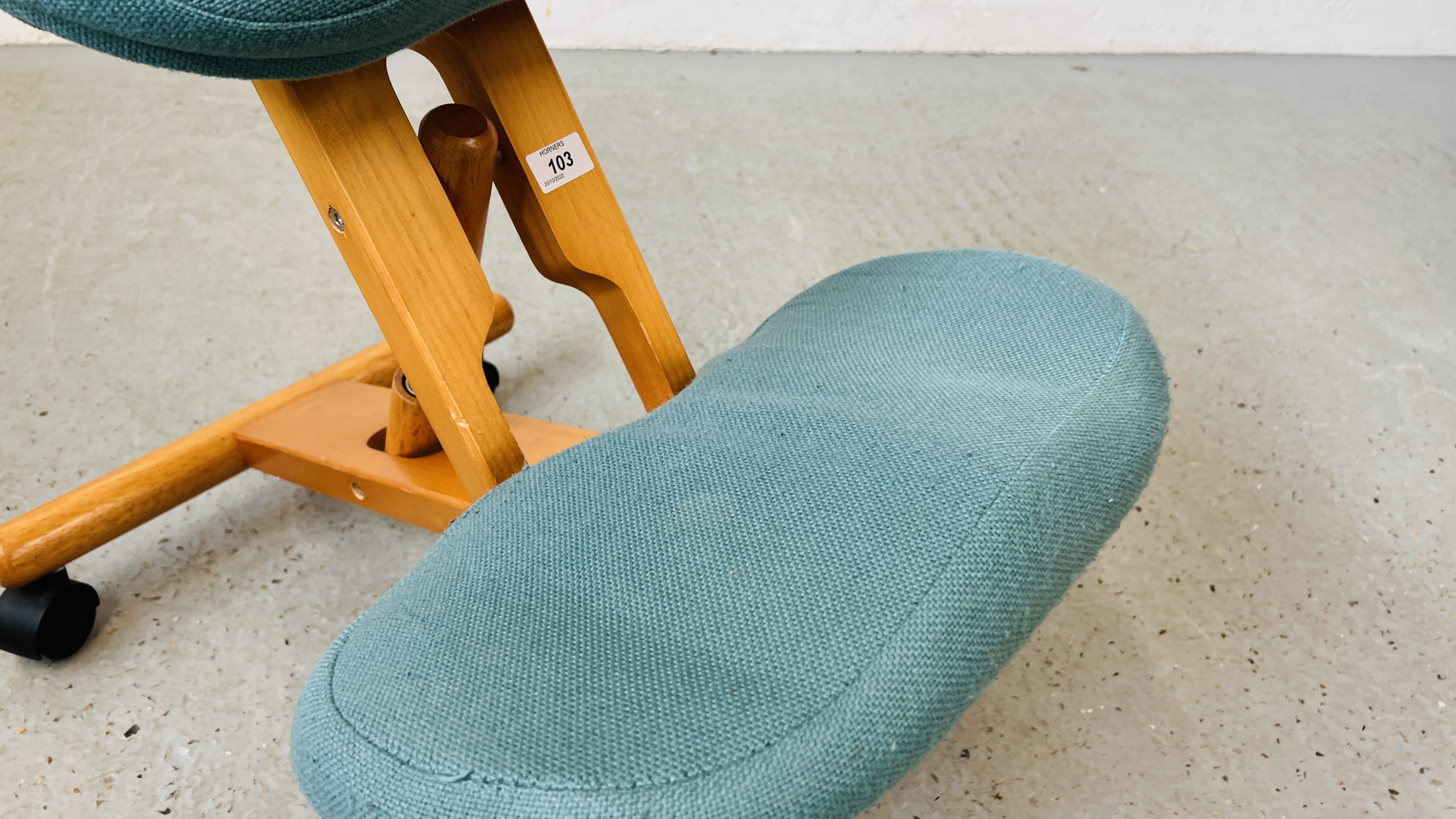 A BACK SUPPORT WHEELED KNEELING CHAIR. - Image 3 of 5