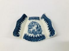 A CAUGHLEY BLUE AND WHITE ASPARAGUS SERVER PRINTED WITH THE FISHERMAN PATTERN WITHIN A CELL BORDER,