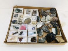 A COLLECTION OF APPROX 40 CRYSTAL AND MINERAL ROCK EXAMPLES TO INCLUDE CRYSOCOLLA AND MALACHITE,