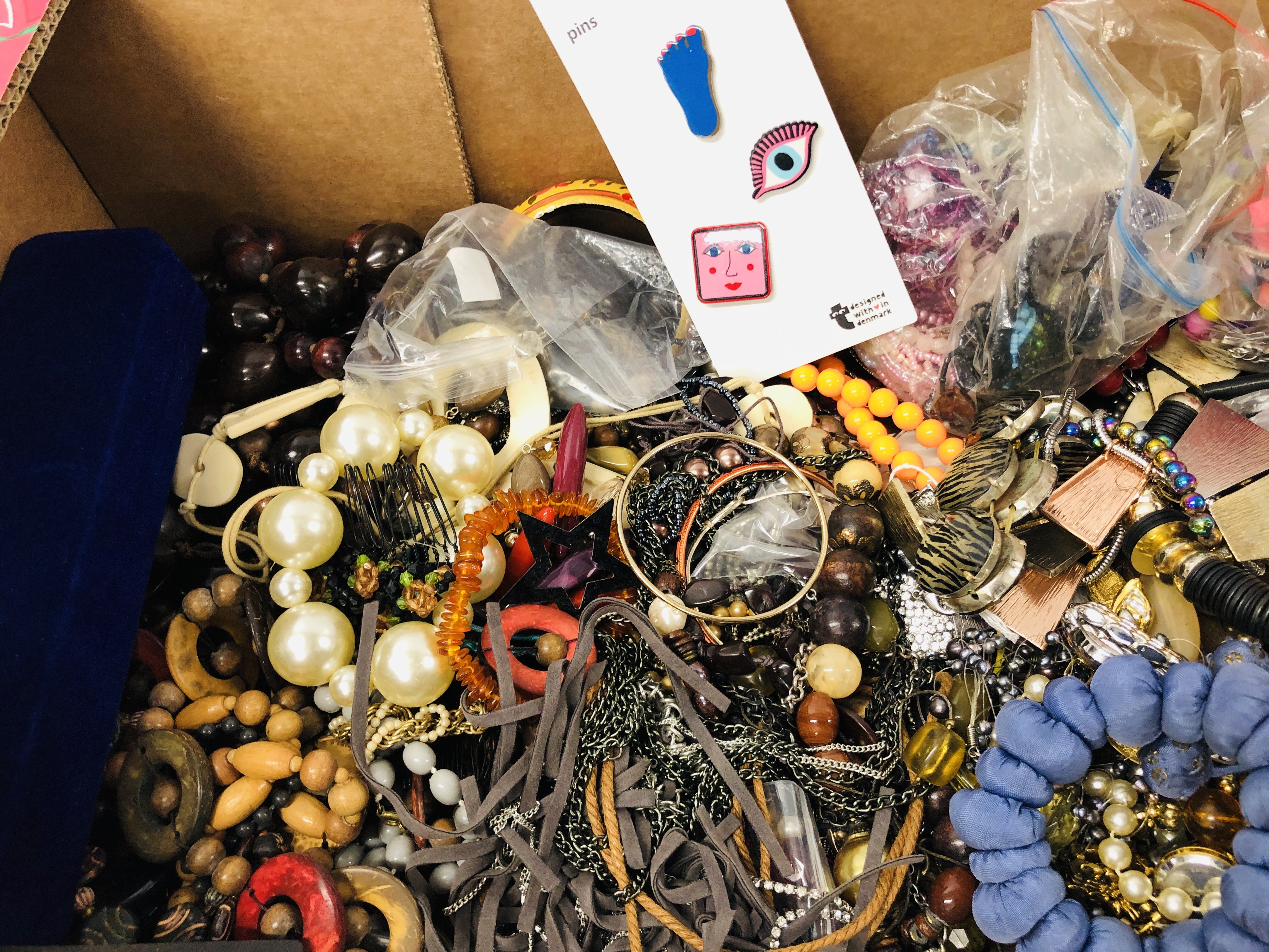 LARGE BOX OF ASSORTED MODERN COSTUME JEWELLERY TO INCLUDE NECKLACES, BEADS, BROOCHES, - Image 4 of 6