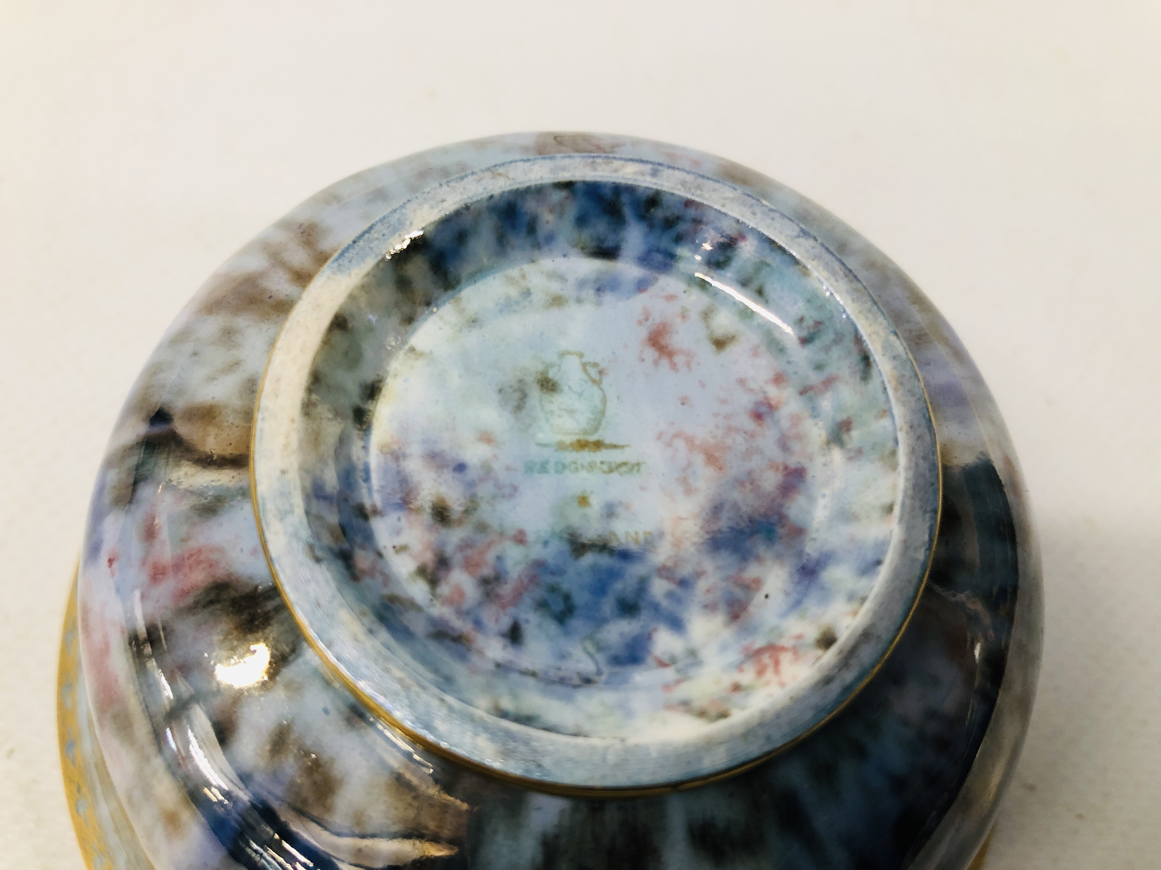 A HIGHLY DECORATIVE WEDGWOOD FINGER BOWL WITH GILT RIM. - Image 6 of 6