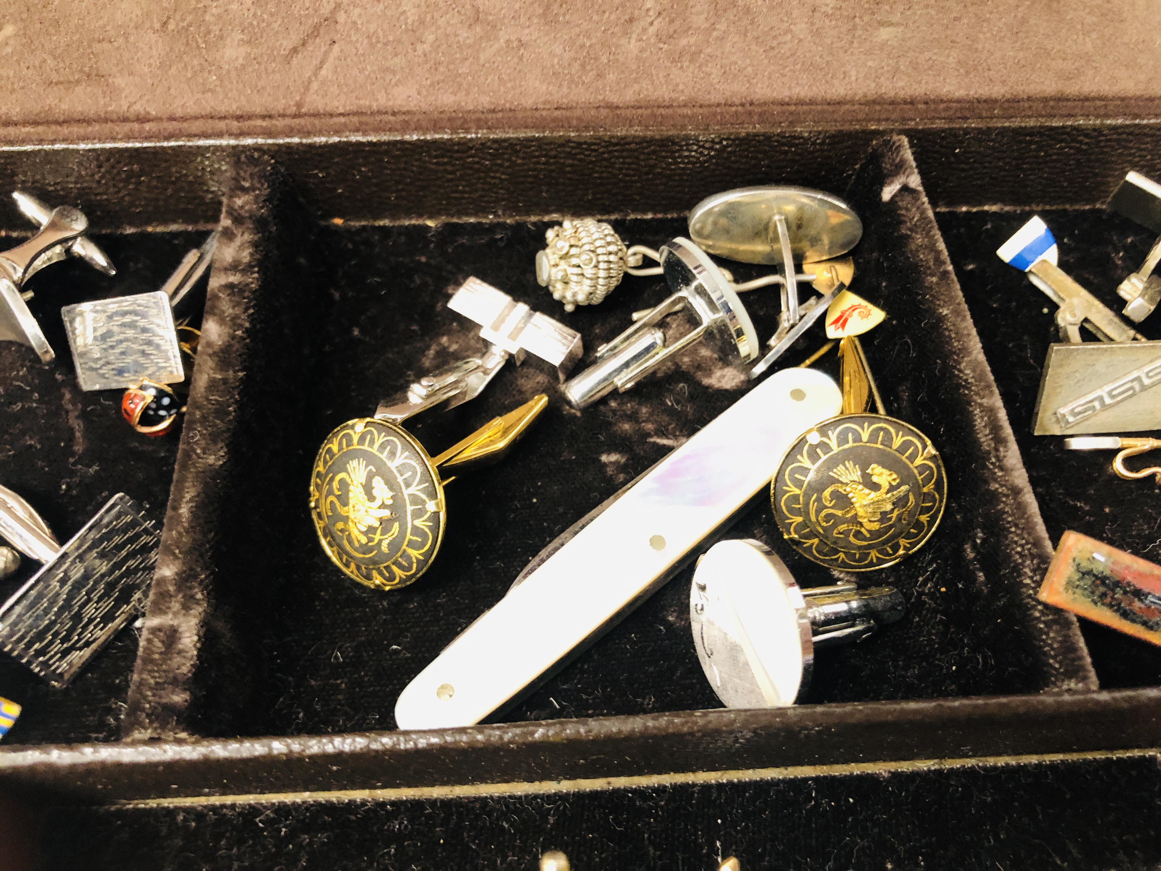 A CASE OF LADIES AND GENT'S JEWELLERY, BROOCHES, CUFF LINKS ETC. - Image 4 of 9