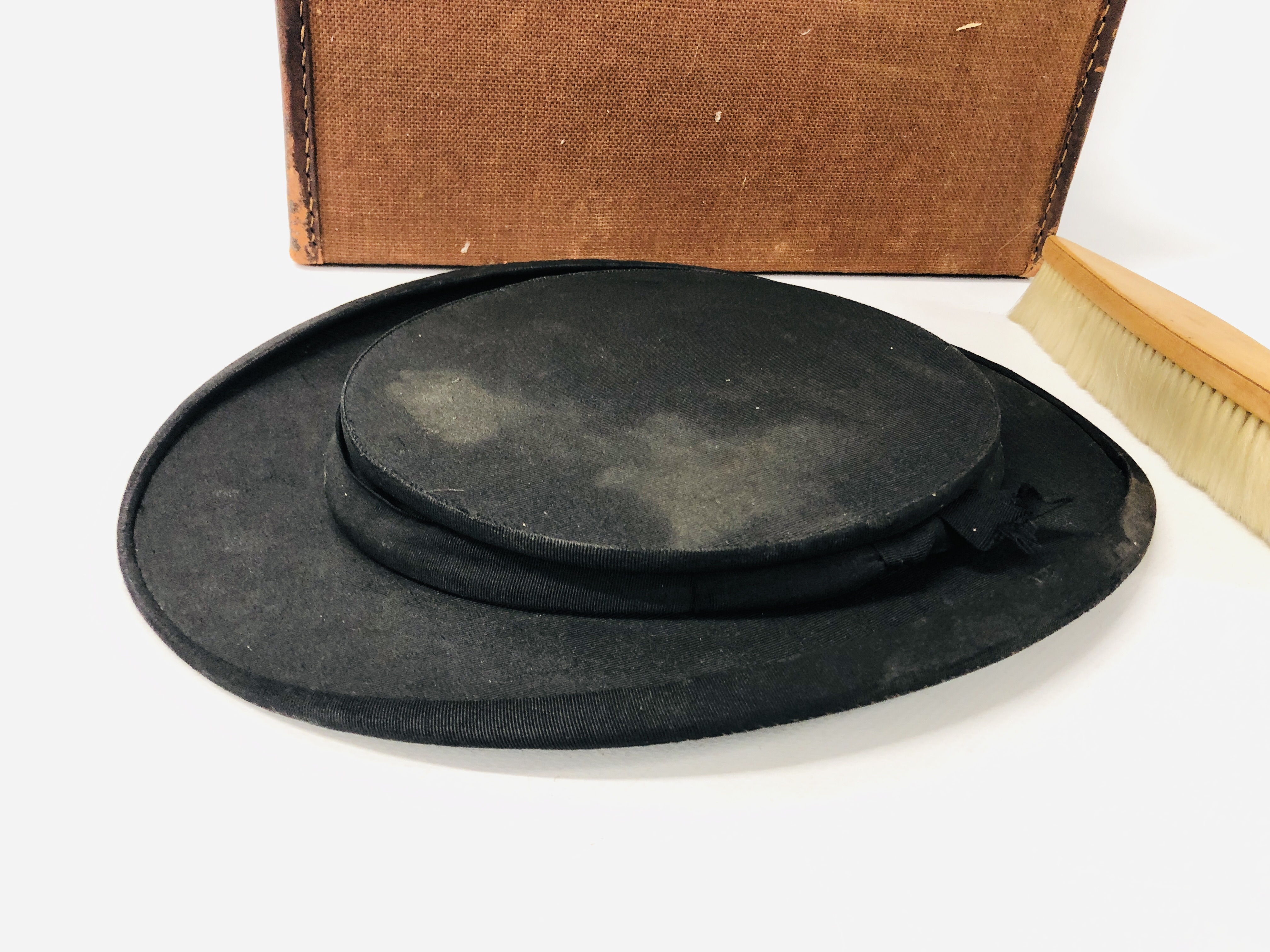 TWO VINTAGE GENT'S TOP HATS TO INCLUDE A SILK "HENRY HEATH" EXAMPLE ALONG WITH A FOLDABLE "AUSTIN - Image 9 of 11