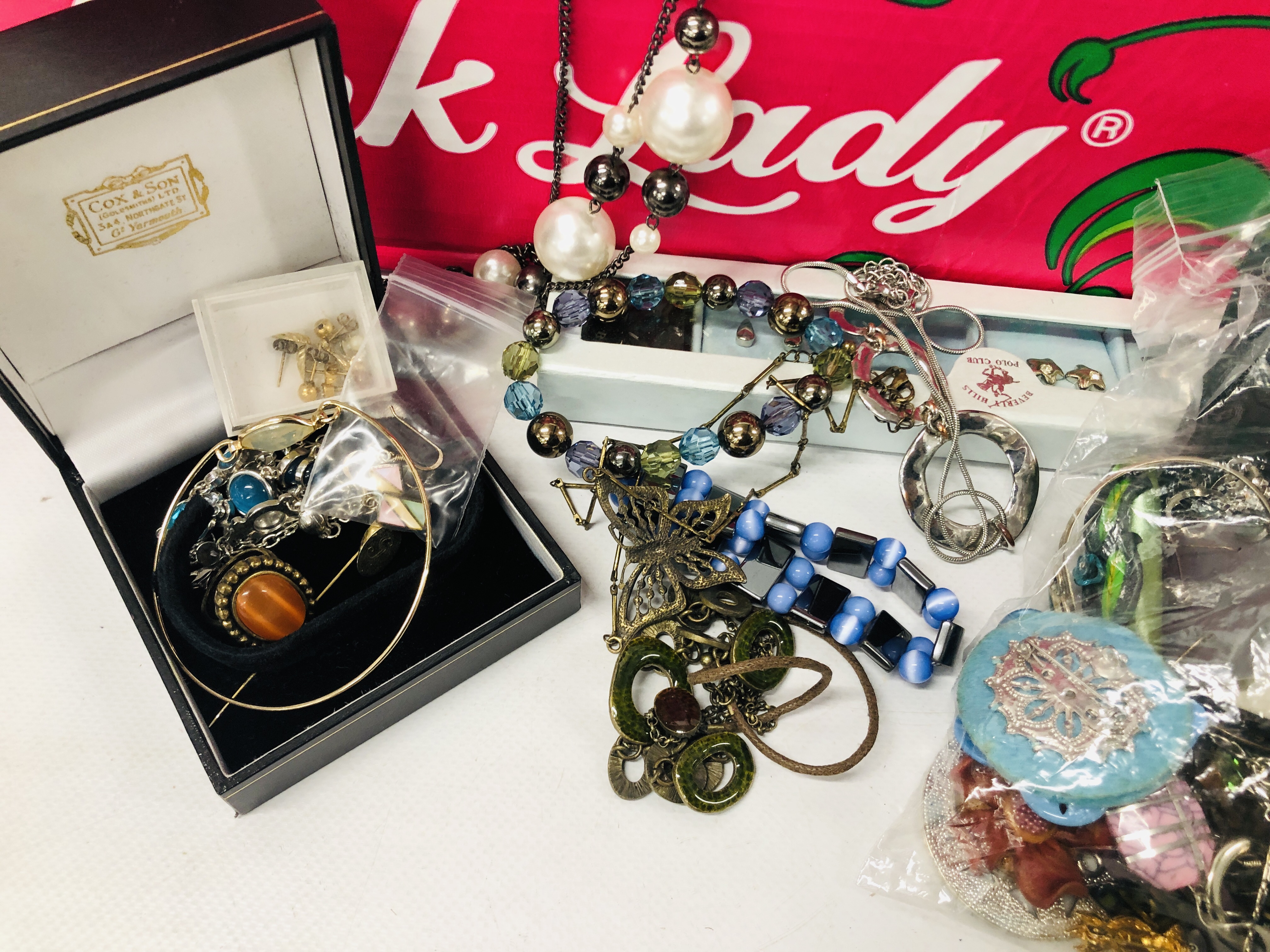 LARGE BOX OF ASSORTED MODERN COSTUME JEWELLERY TO INCLUDE NECKLACES, BEADS, BROOCHES, - Image 7 of 7