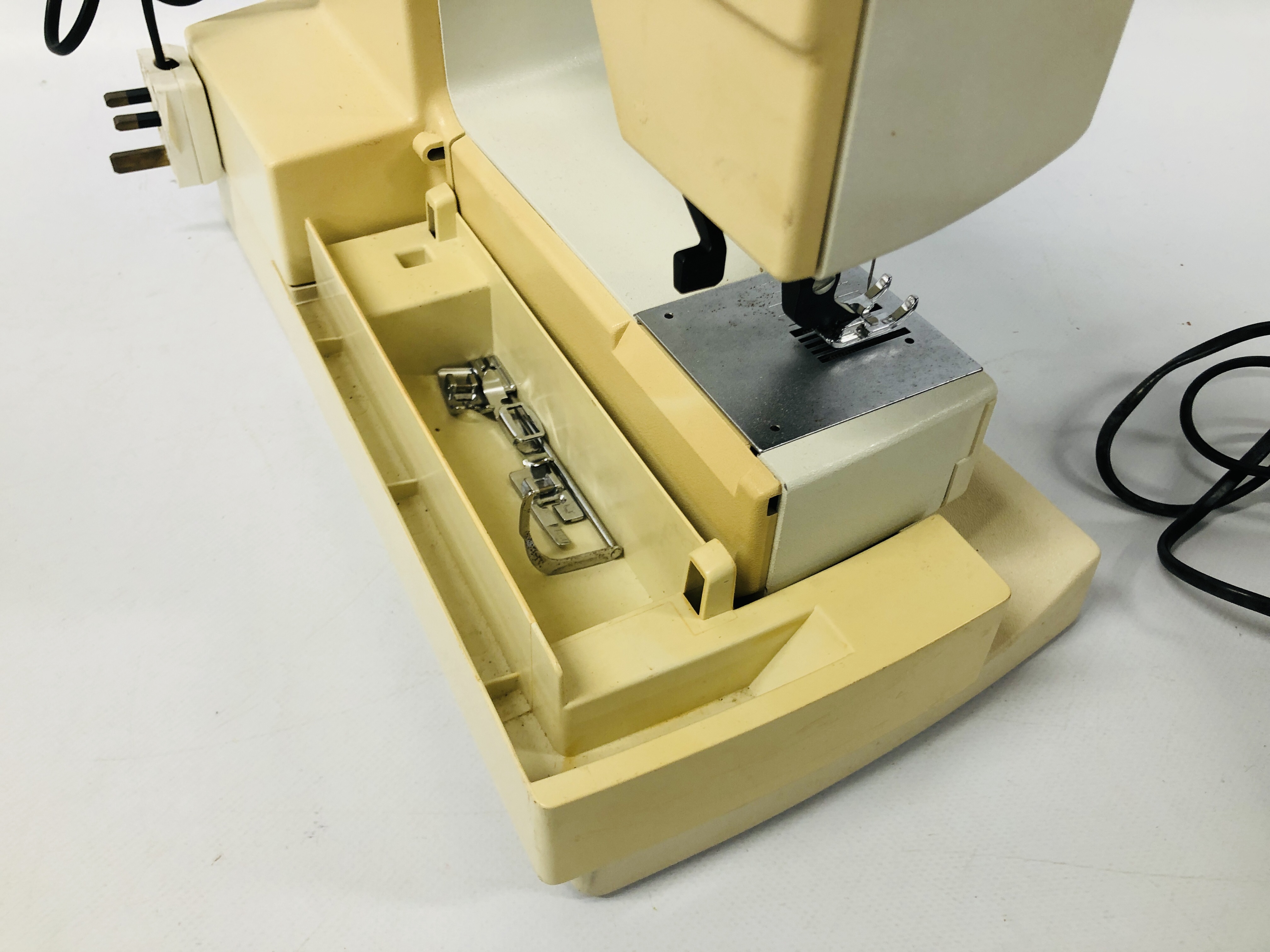 A HUSQVARNA CLASSICA SEWING MACHINE WITH FOOT PEDAL AND MANUAL - SOLD AS SEEN. - Image 4 of 5