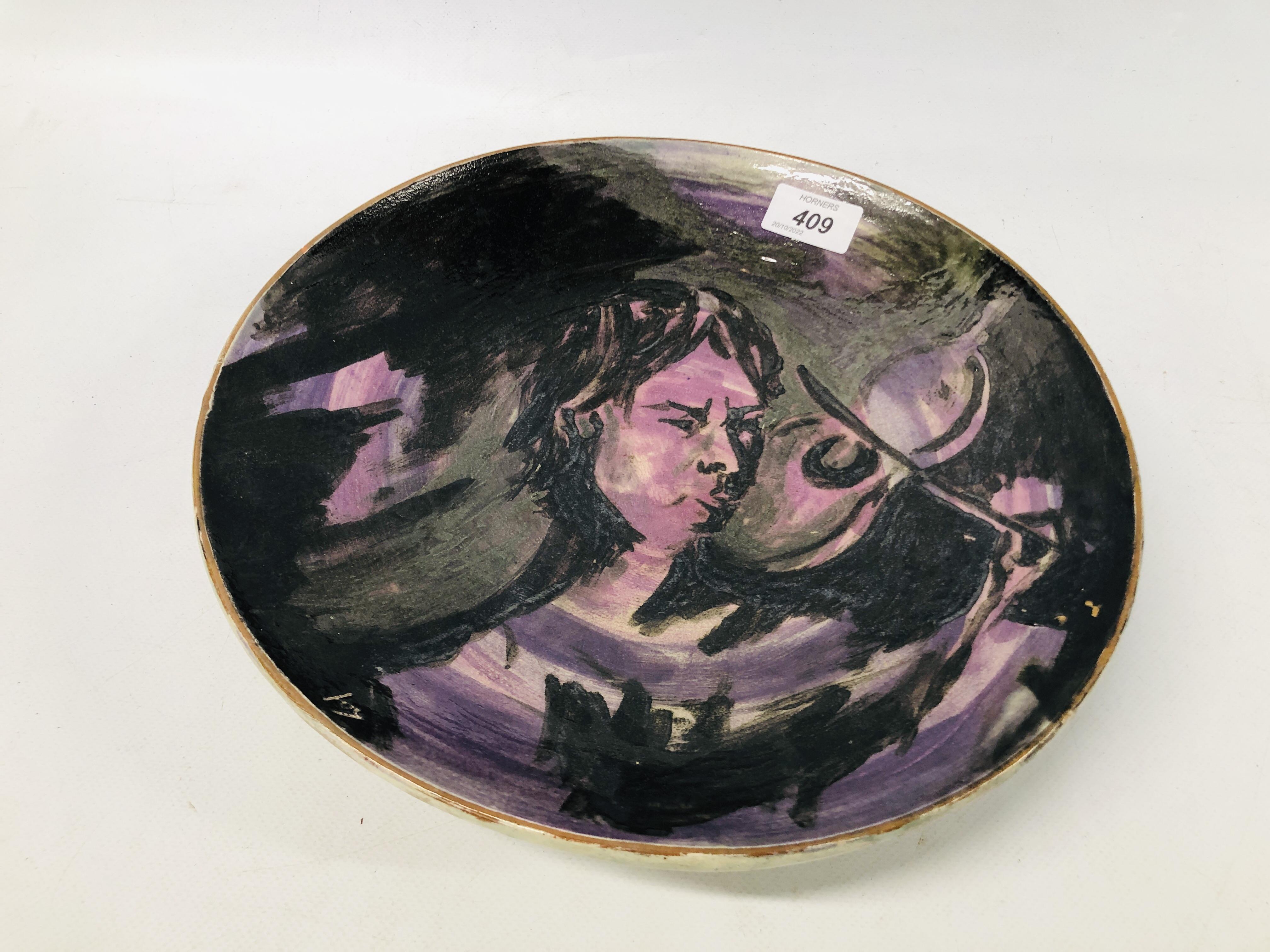 CONTINENTAL STUDIO POTTERY BOWL DECORATED WITH A VIOLINIST "LA BISHAL"