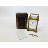 AN ANTIQUE BRASS CARRIAGE CLOCK WITH STRIKE C19TH IN ORIGINAL FITTED CASE WITH KEY HEIGHT 14CM.