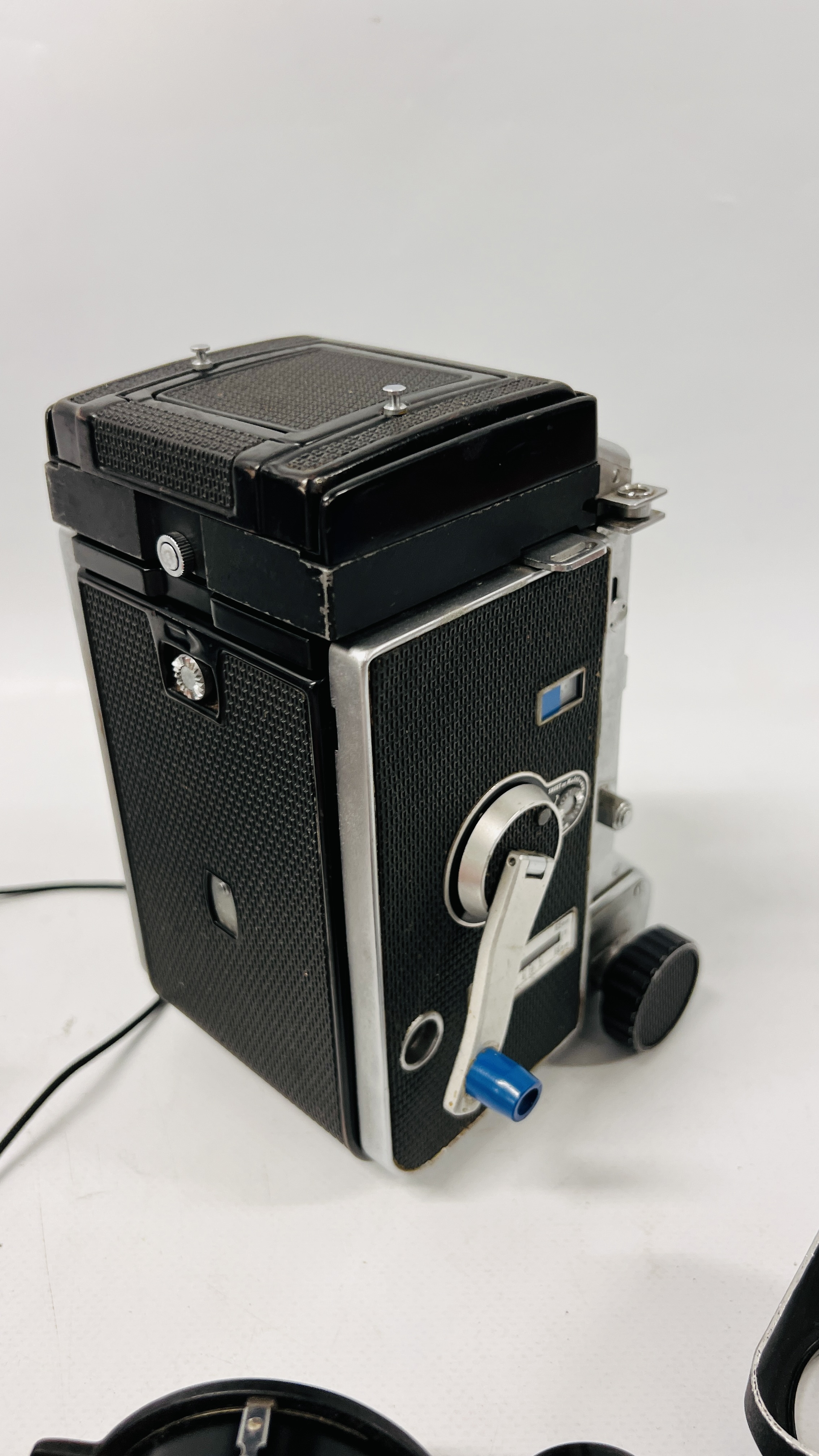 VINTAGE CAMERA EQUIPMENT TO INCLUDE MAMIYA C330 PROFESSIONAL F CAMERA, - Image 7 of 16