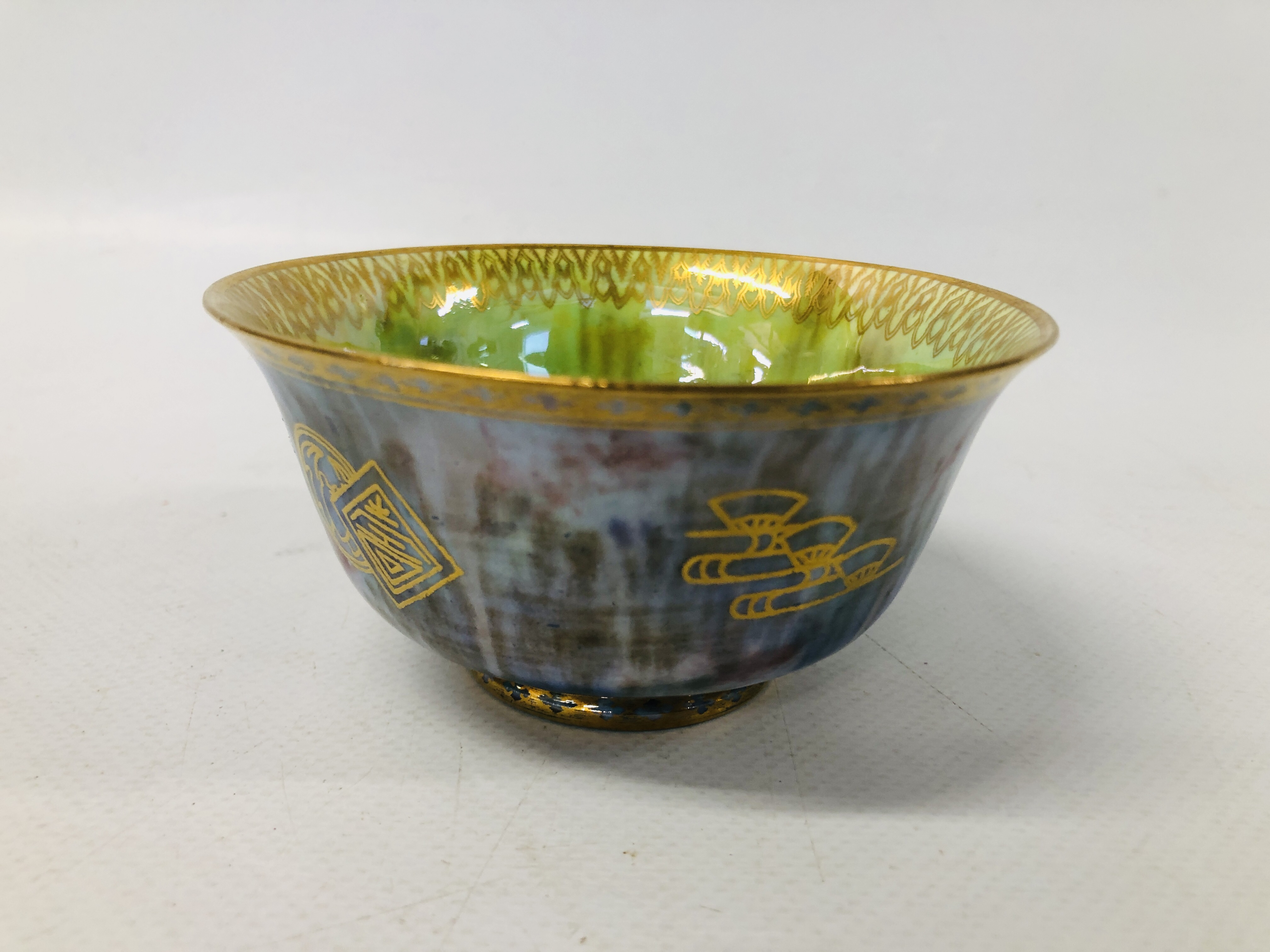 A HIGHLY DECORATIVE WEDGWOOD FINGER BOWL WITH GILT RIM. - Image 3 of 6