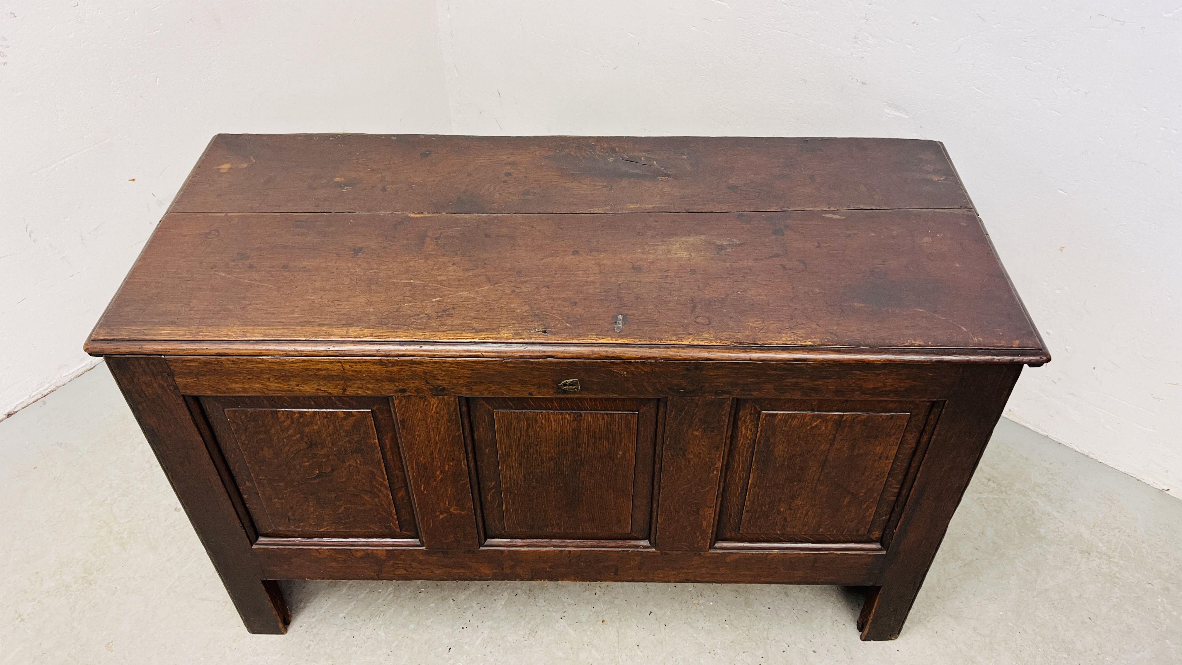 AN EARLY OAK COFFER, THE INTERIOR WITH CANDLE BOX AND TWO SMALL DRAWERS - W 127CM. D 54CM. H 75CM. - Image 2 of 25